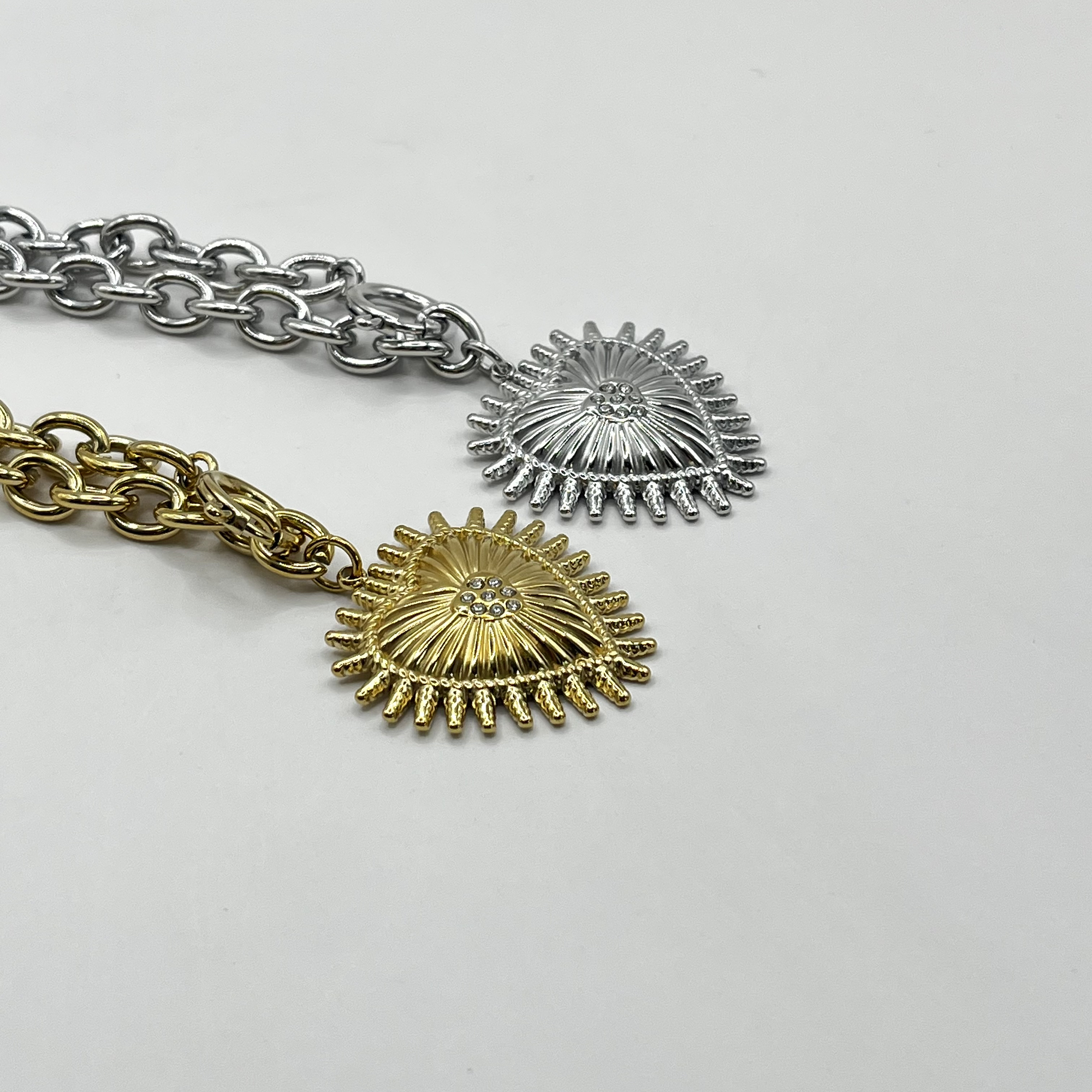 Collar de acero quirúrgico plateado de cadena con corazón sagrado 4