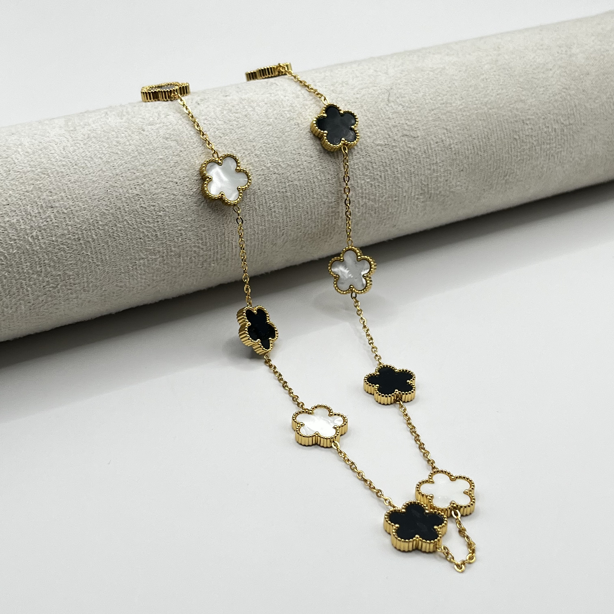 Collar de acero quirúrgico y nácar con flores blancas y negras 1