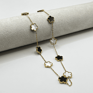 Collar de acero quirúrgico y nácar con flores blancas y negras