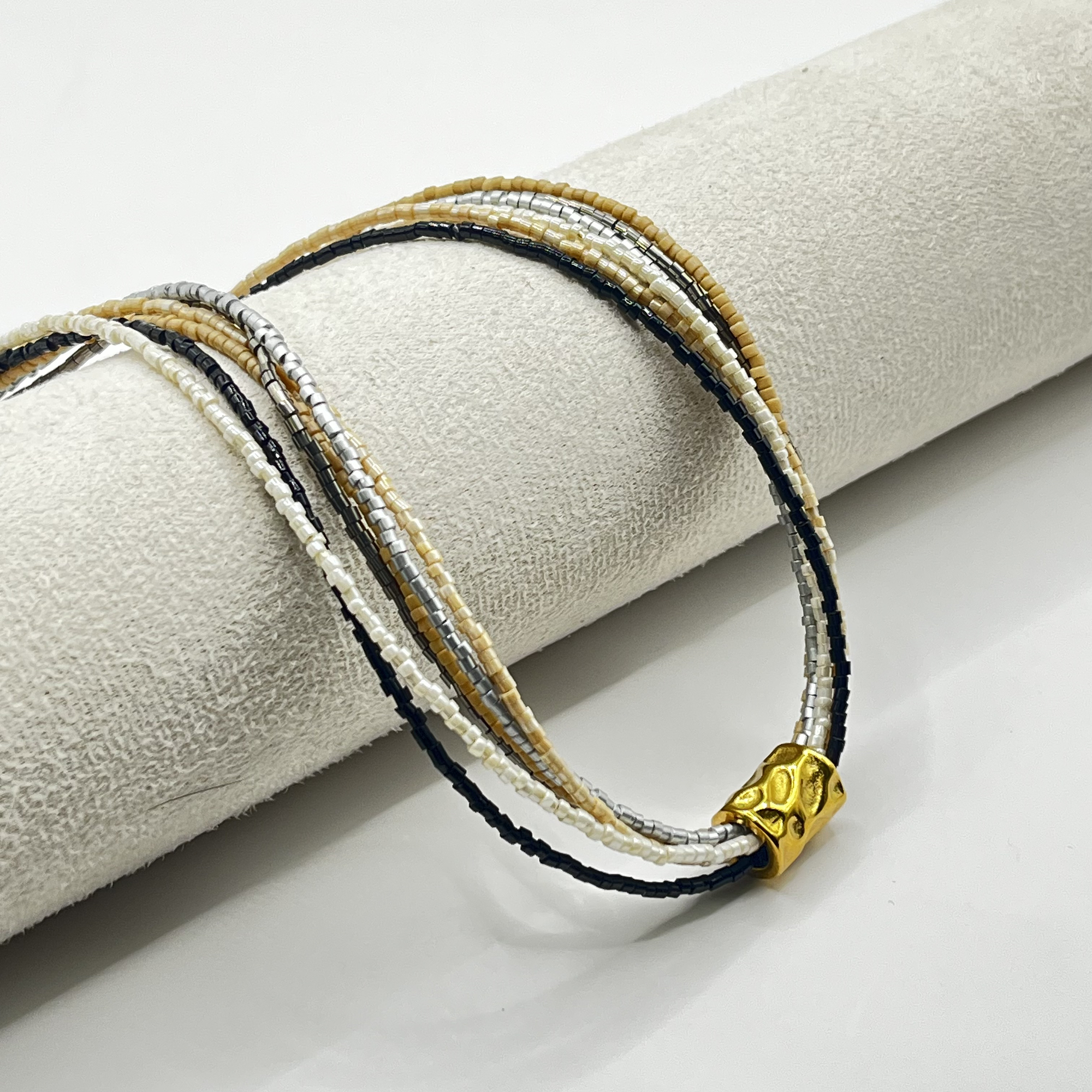 Collar de acero quirúrgico de cinco vueltas con mostacillas 1