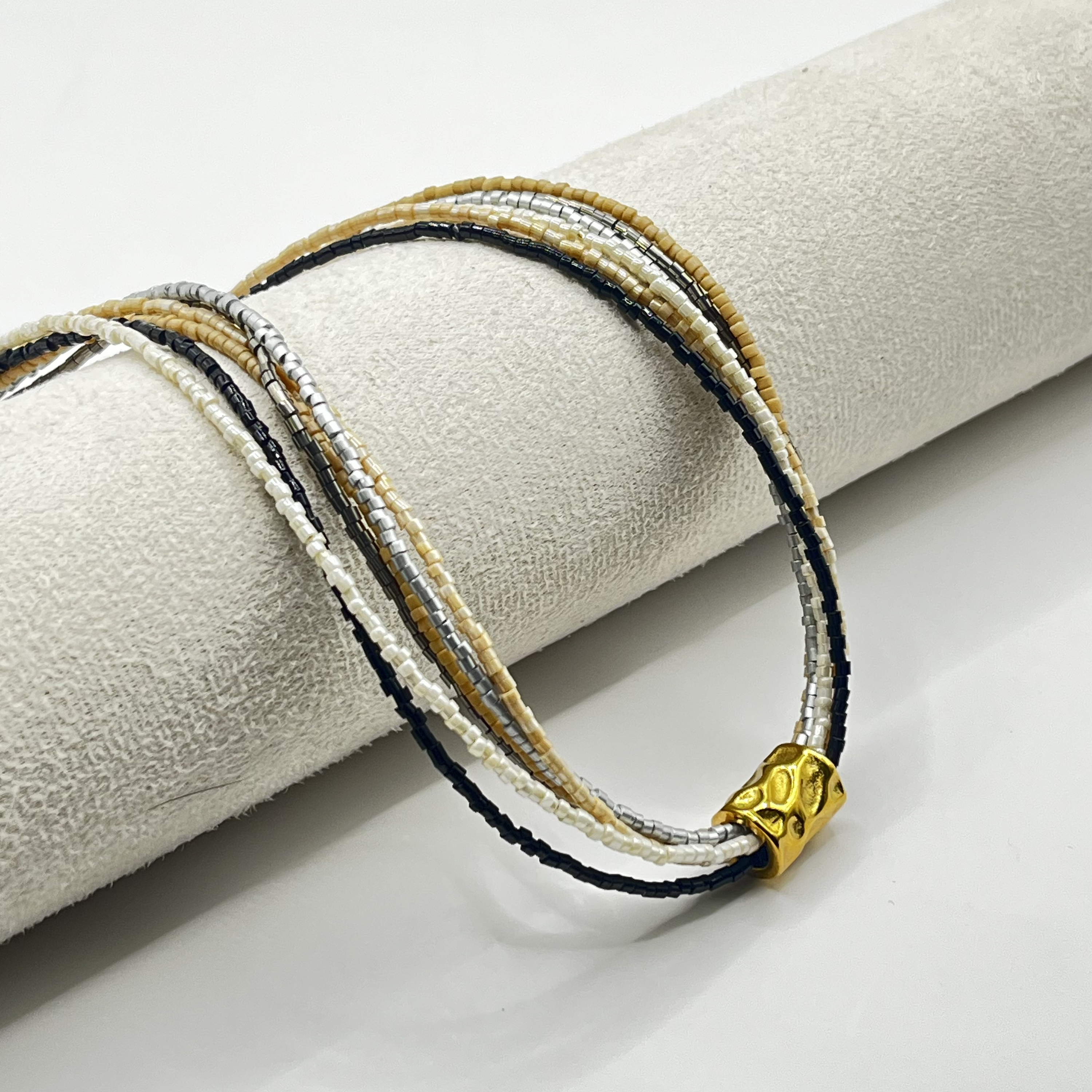 Collar de acero quirúrgico de cinco vueltas con mostacillas 1