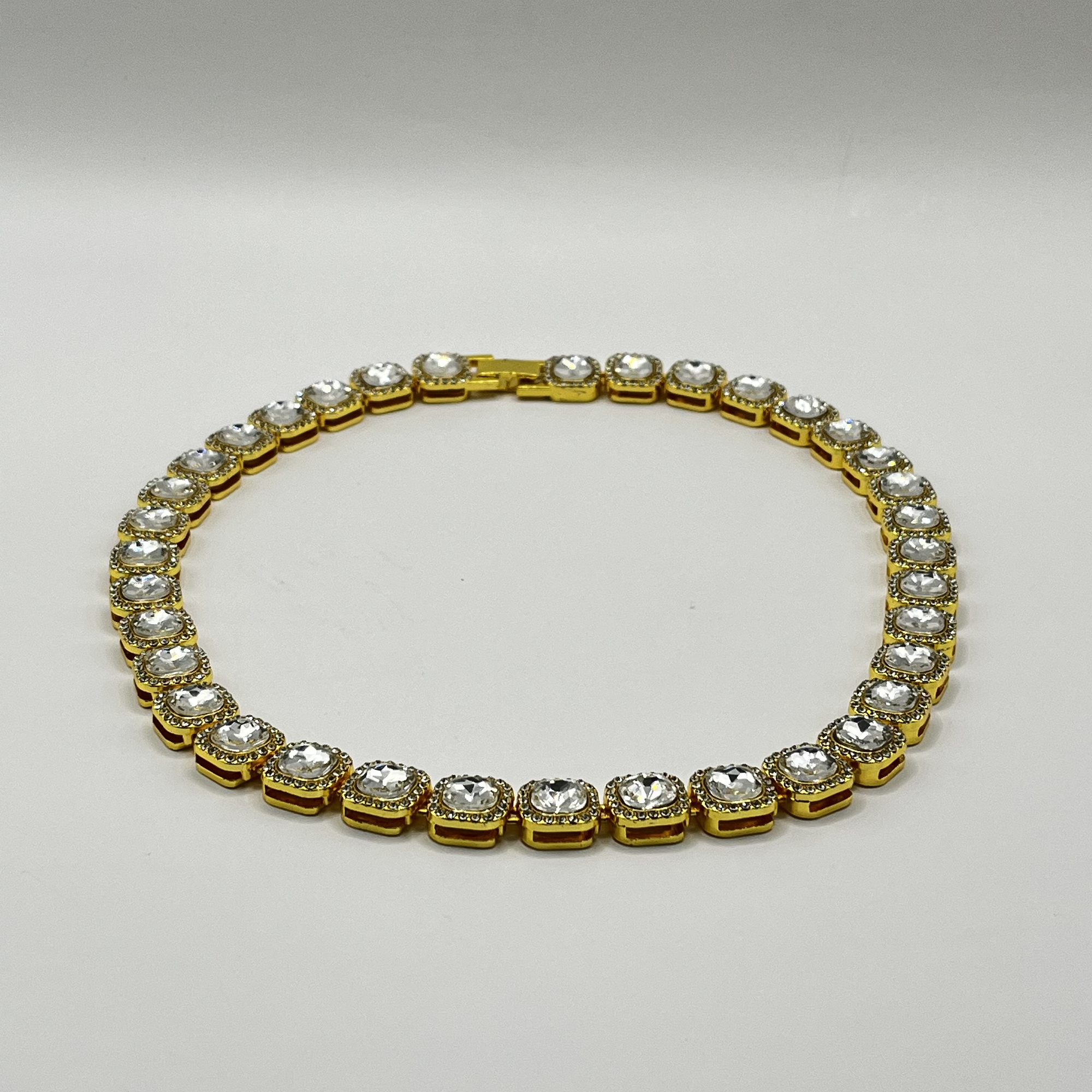 Collar de fantasía de fiesta dorado con cristales 1