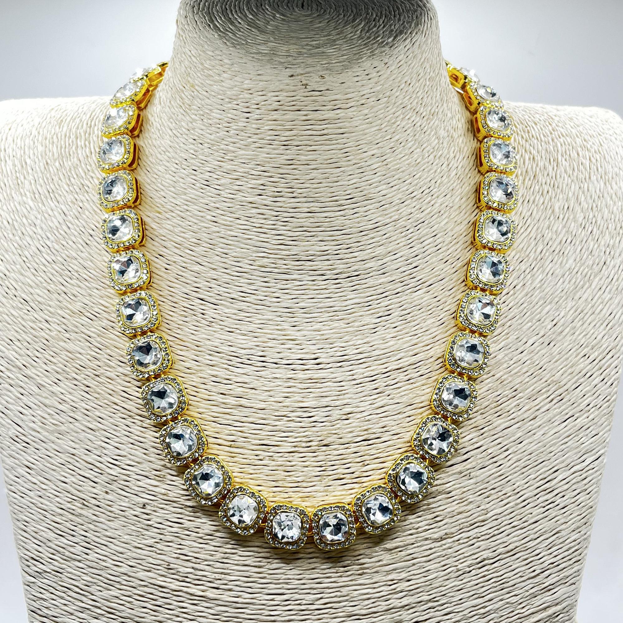 Collar de fantasía de fiesta dorado con cristales 2