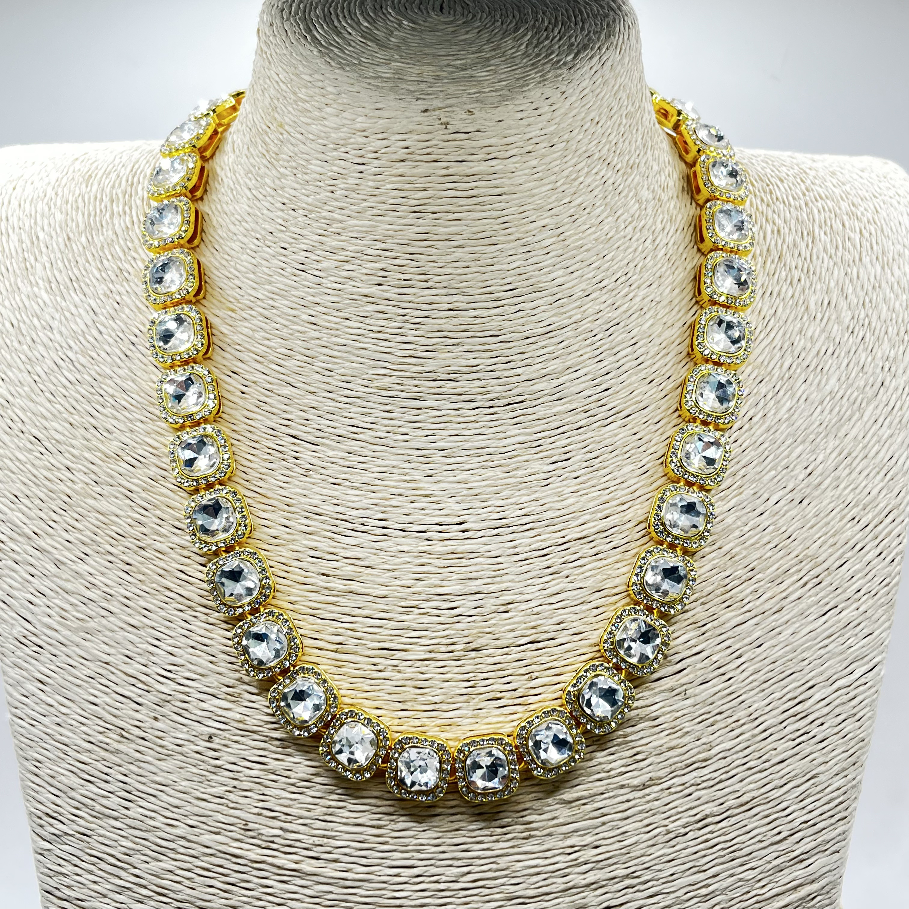 Collar de fantasía de fiesta dorado con cristales 2