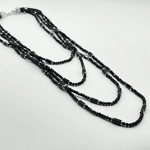 Collar de fantasía negro brillante de cuatro vueltas