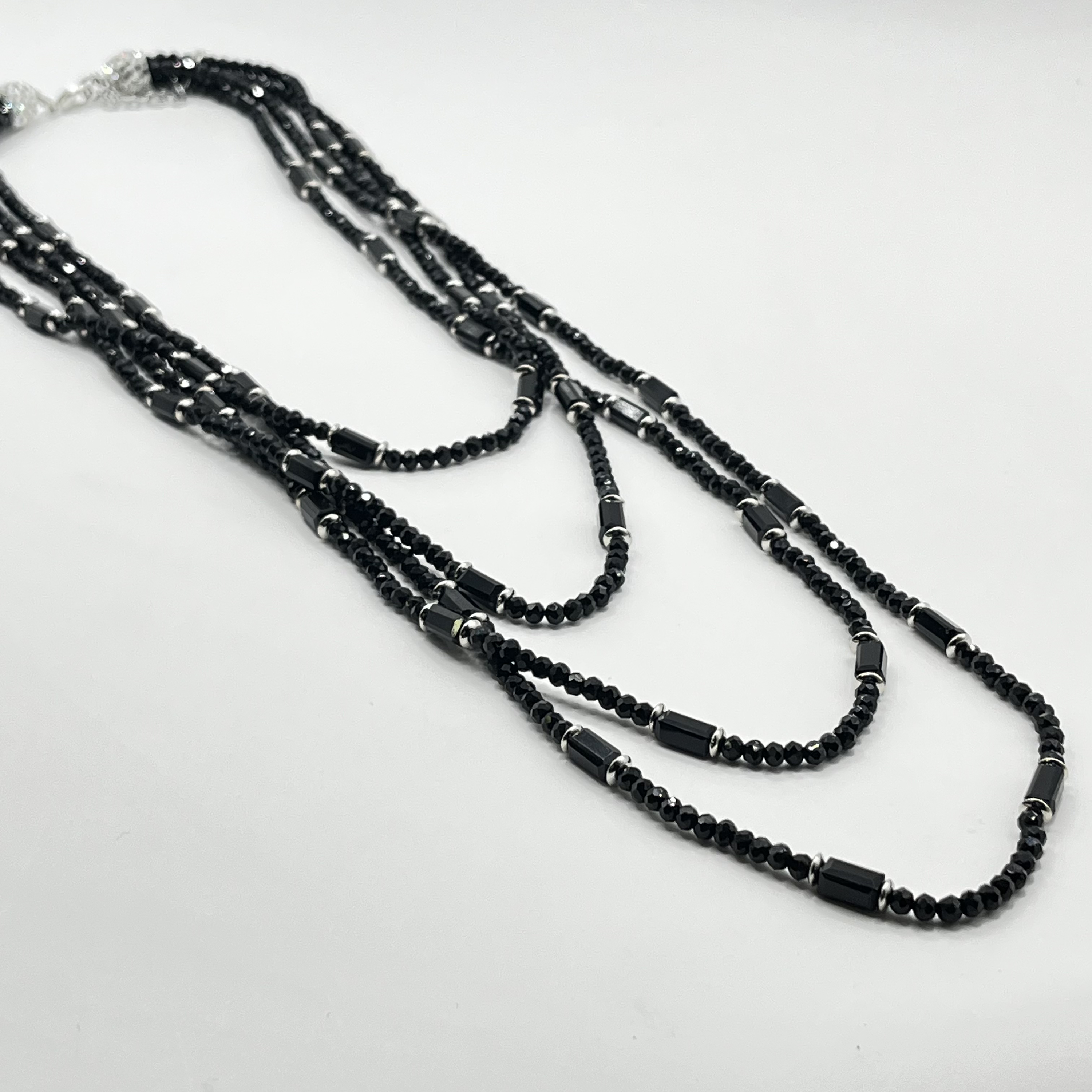 Collar de fantasía negro brillante de cuatro vueltas 2