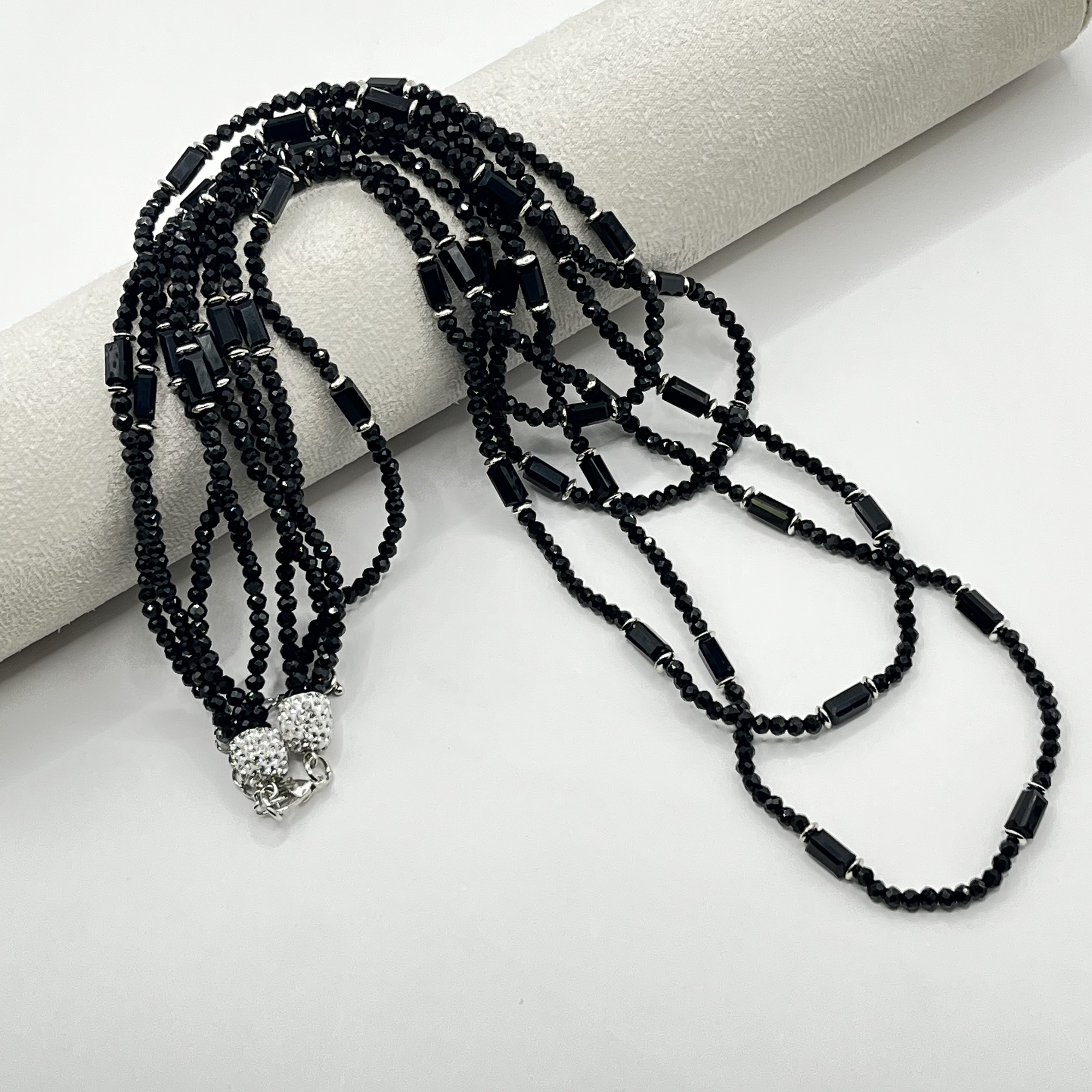 Collar de fantasía negro brillante de cuatro vueltas 1