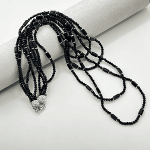 Collar de fantasía negro brillante de cuatro vueltas