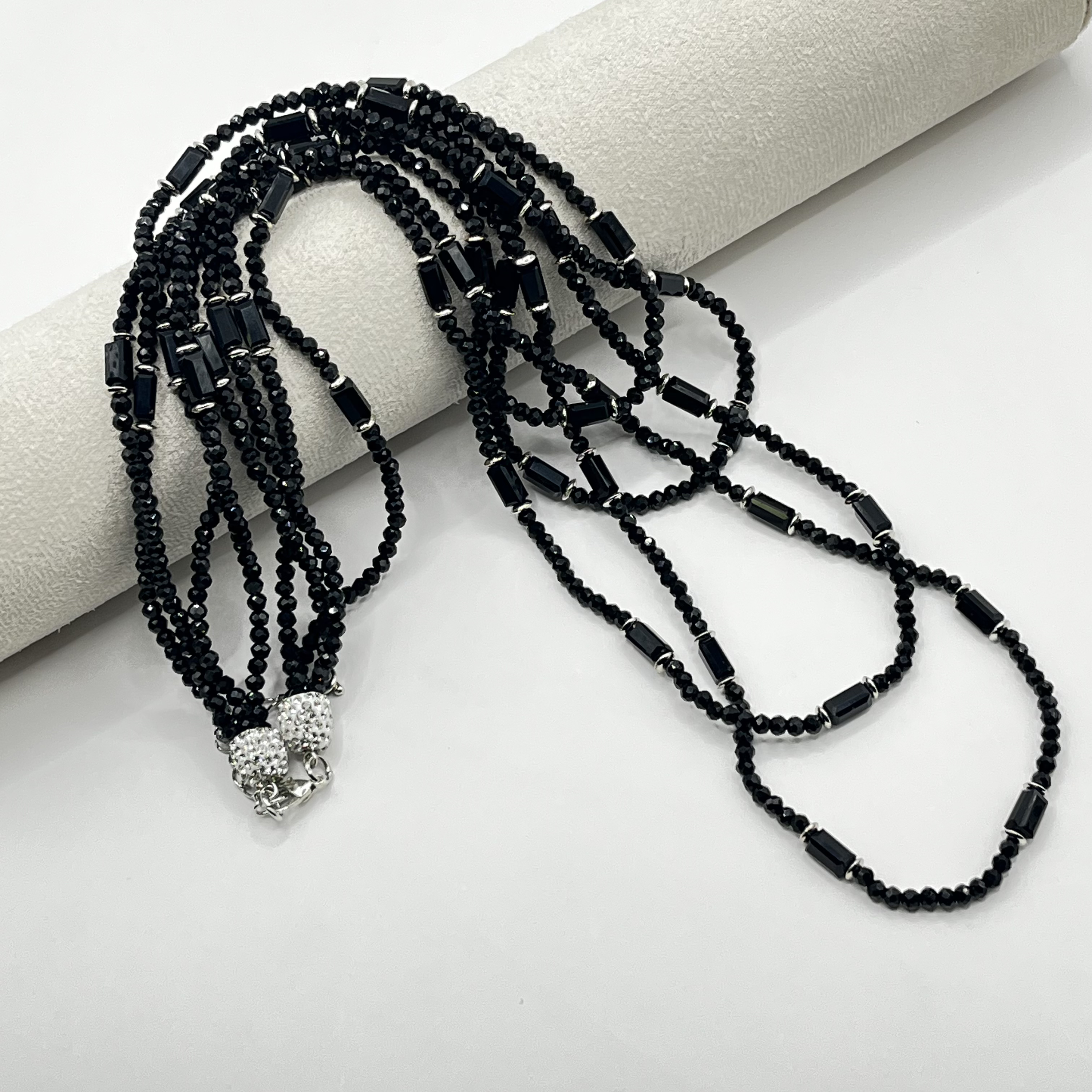 Collar de fantasía negro brillante de cuatro vueltas 1