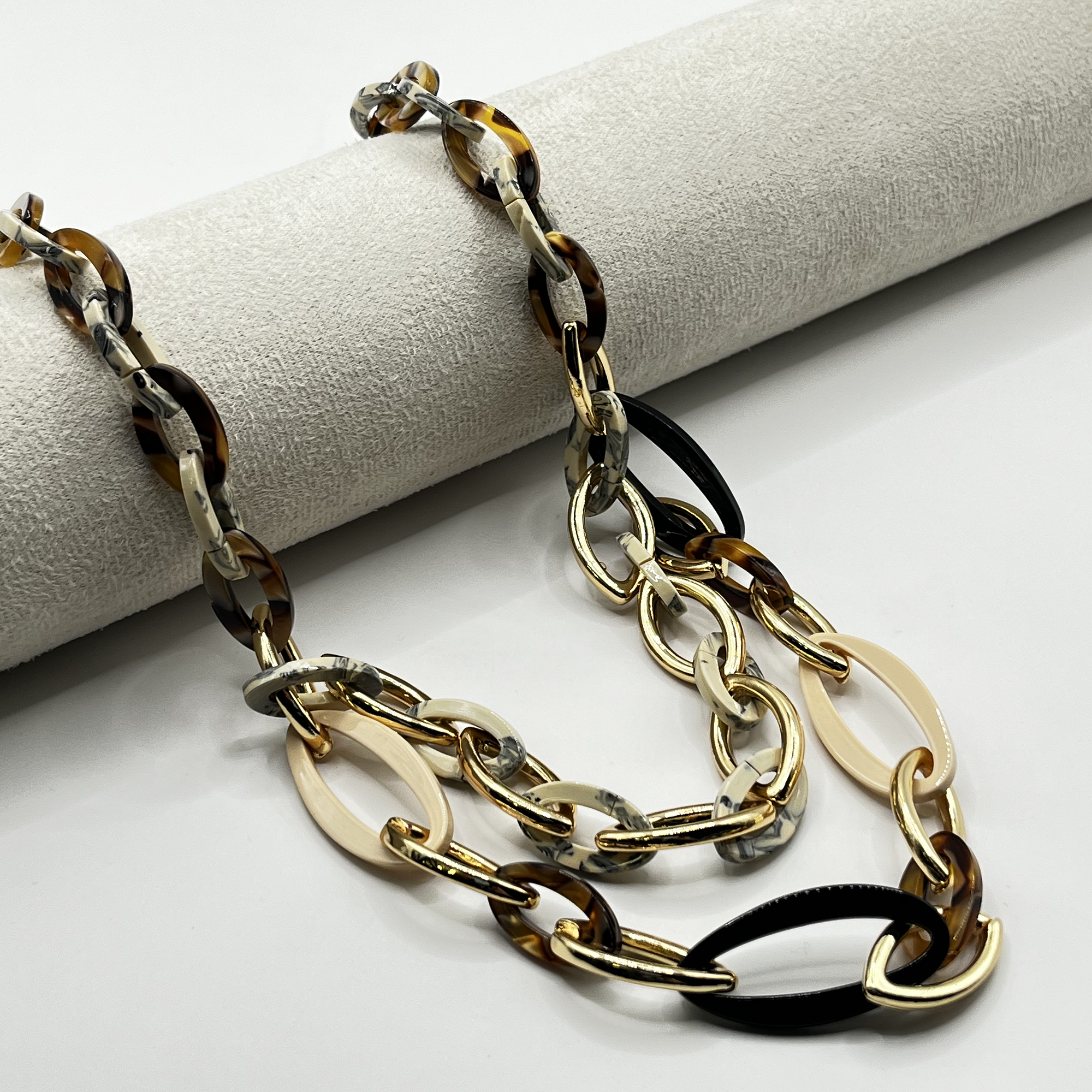 Collar de fantasía de eslabones carey, negro y beige 1