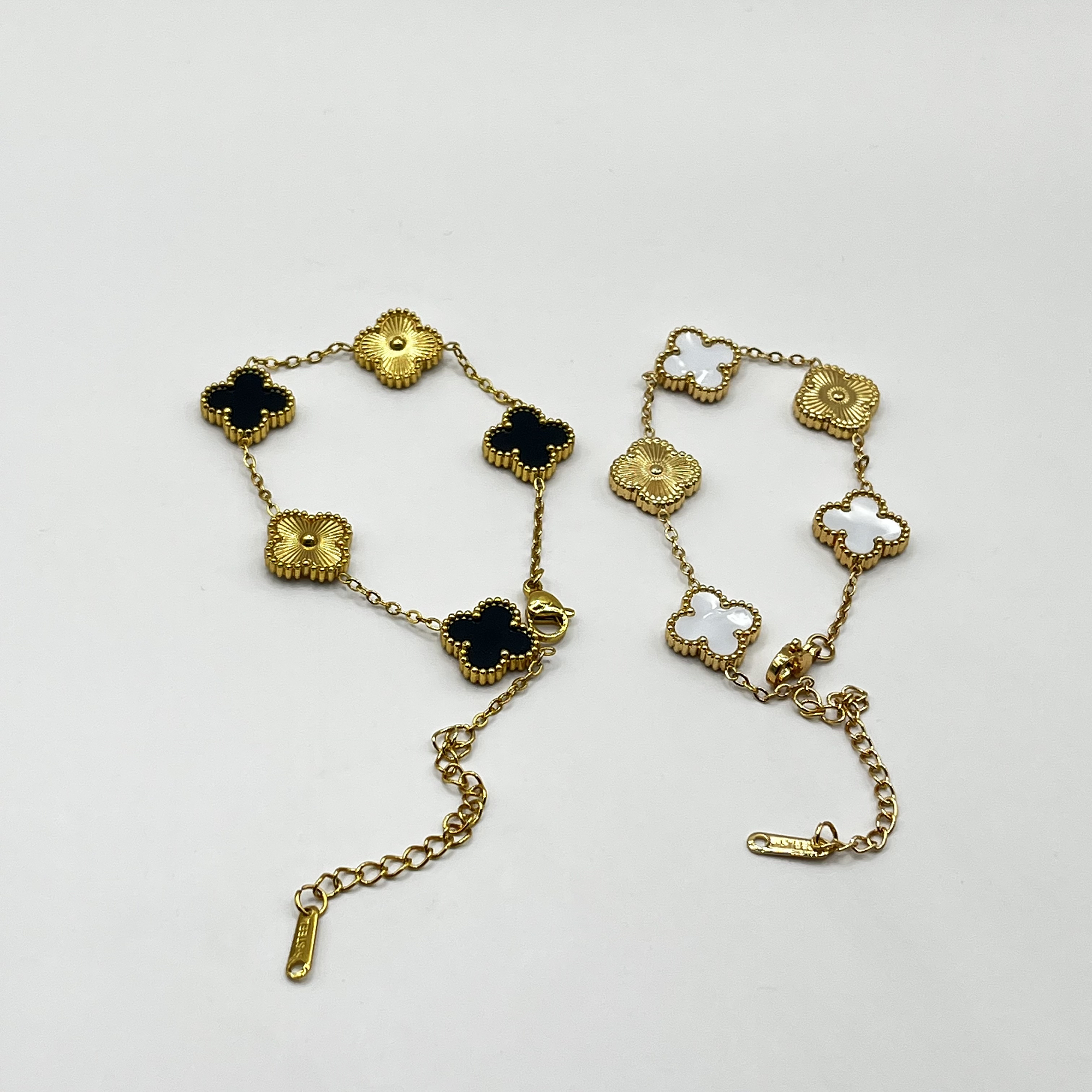 Pulsera de acero quirúrgico y nácar con flores blancas y doradas 3