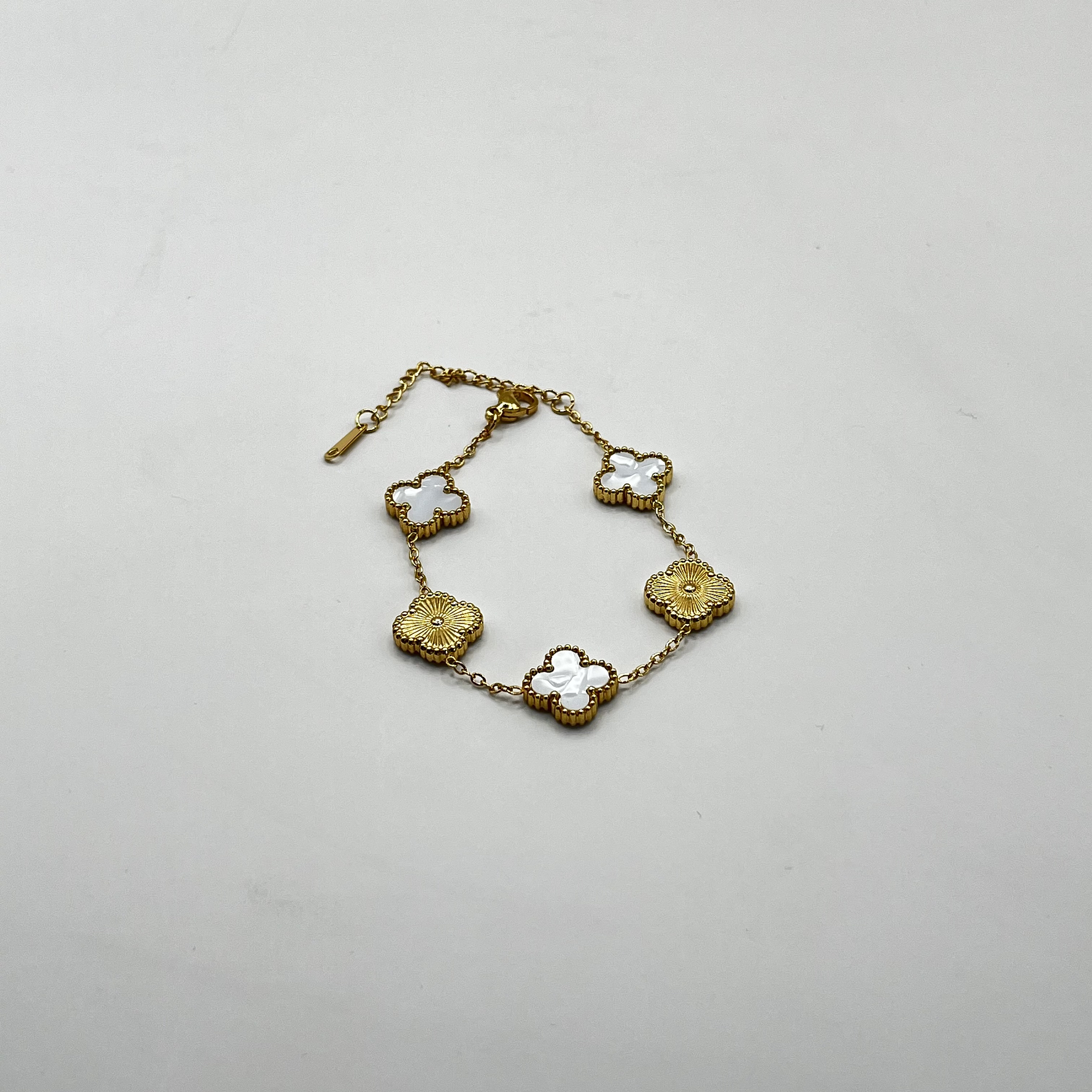 Pulsera de acero quirúrgico y nácar con flores blancas y doradas 1