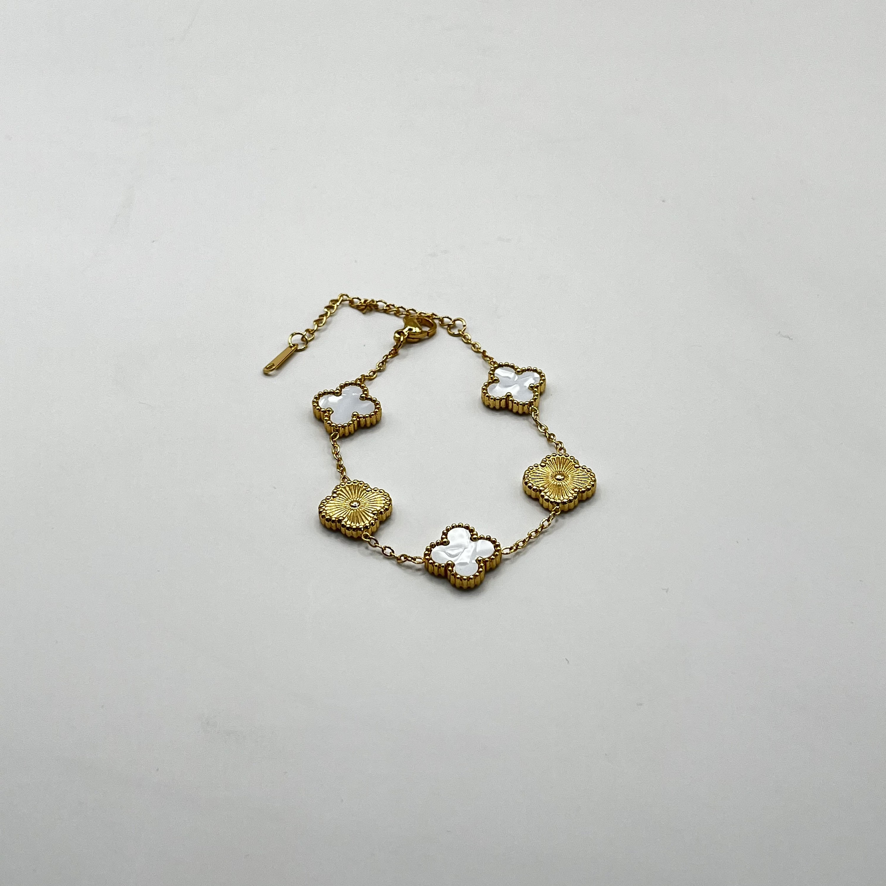 Pulsera de acero quirúrgico y nácar con flores blancas y doradas 1