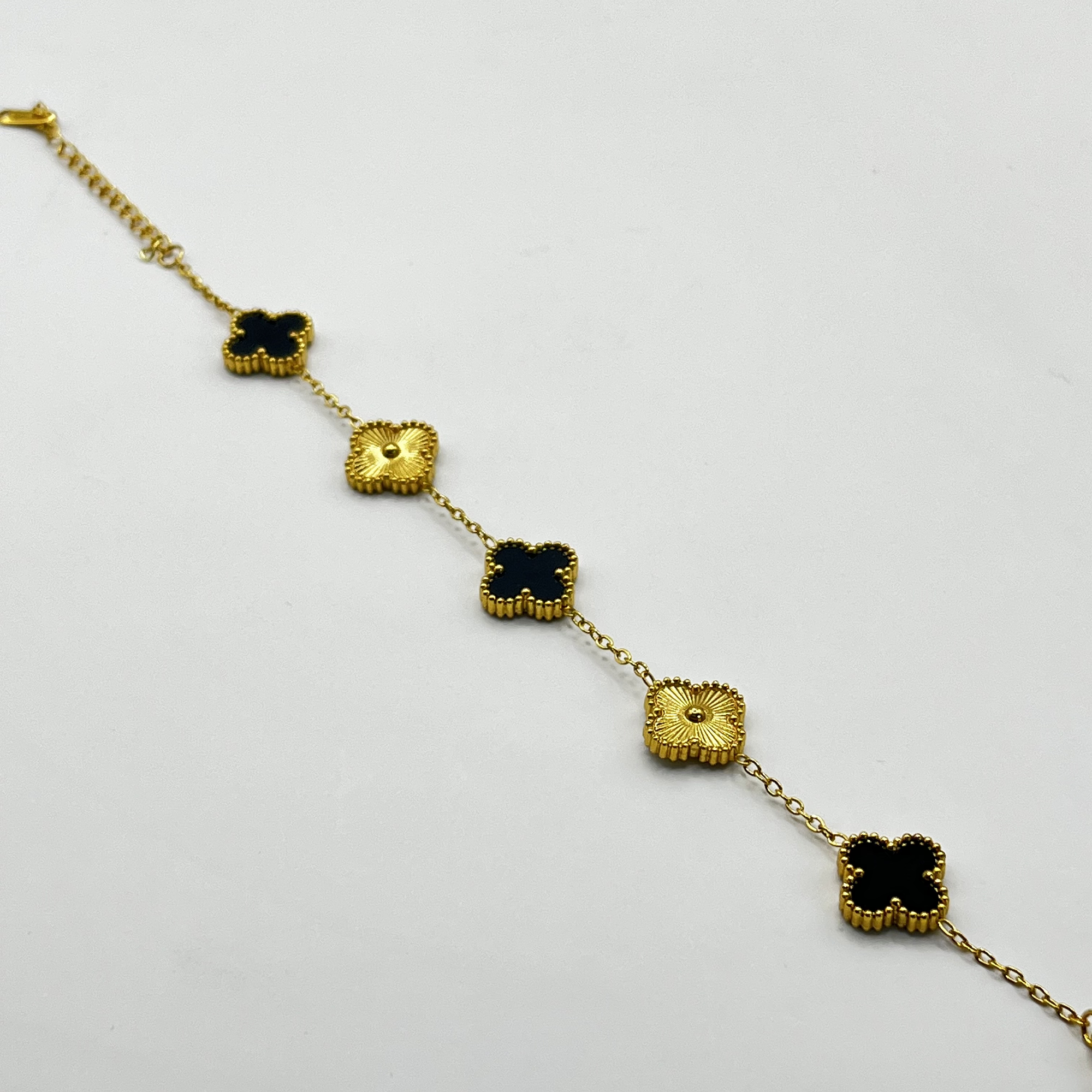 Pulsera de acero quirúrgico y nácar con flores negras y doradas 2