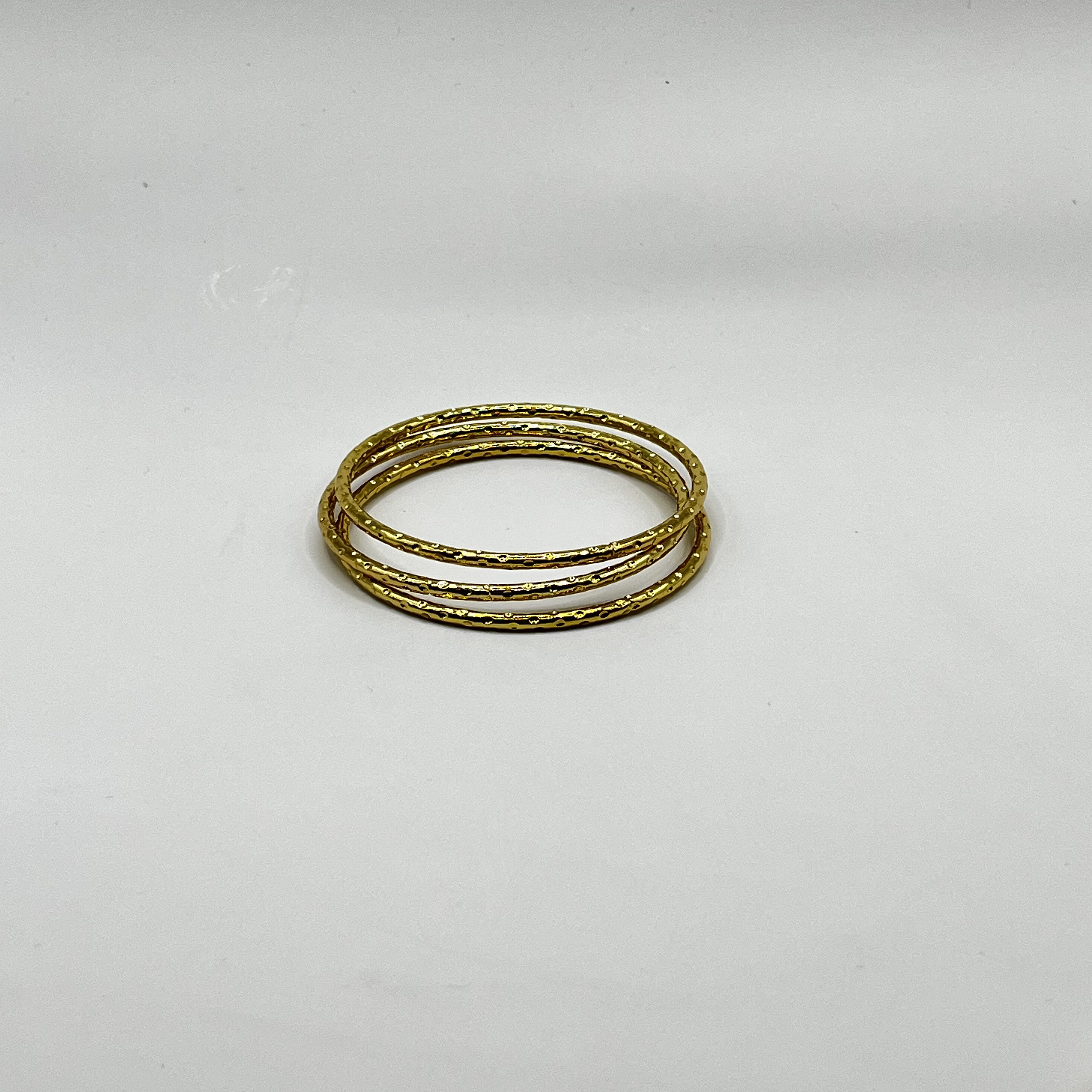 Set de 3 pulseras esclava de acero quirúrgico doradas texturadas 1