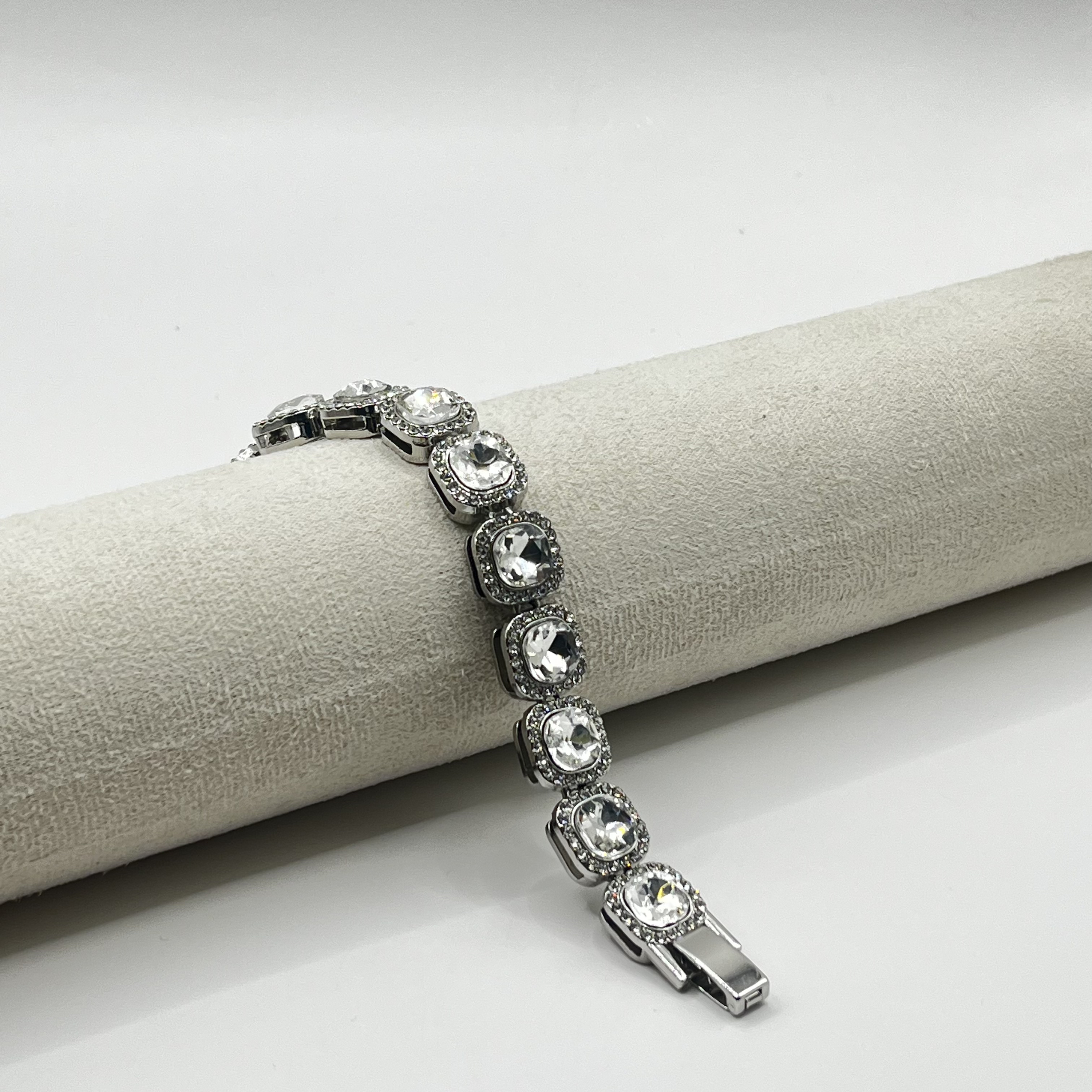 Pulsera de fantasía plateada con cristales 1