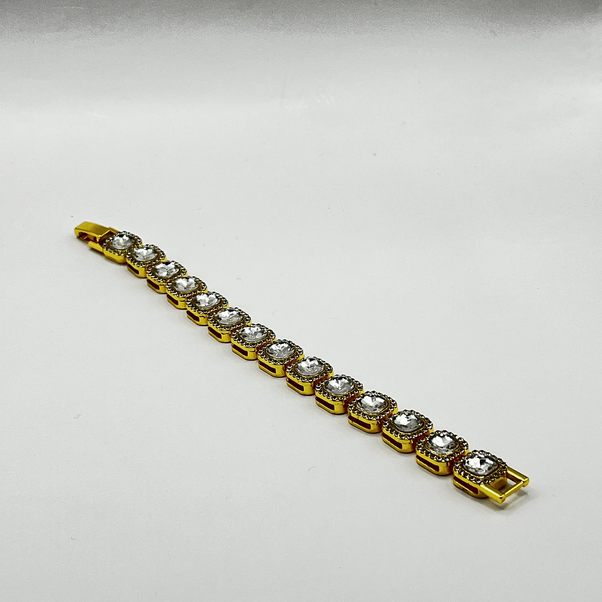 Pulsera de fantasía dorada con cristales 2