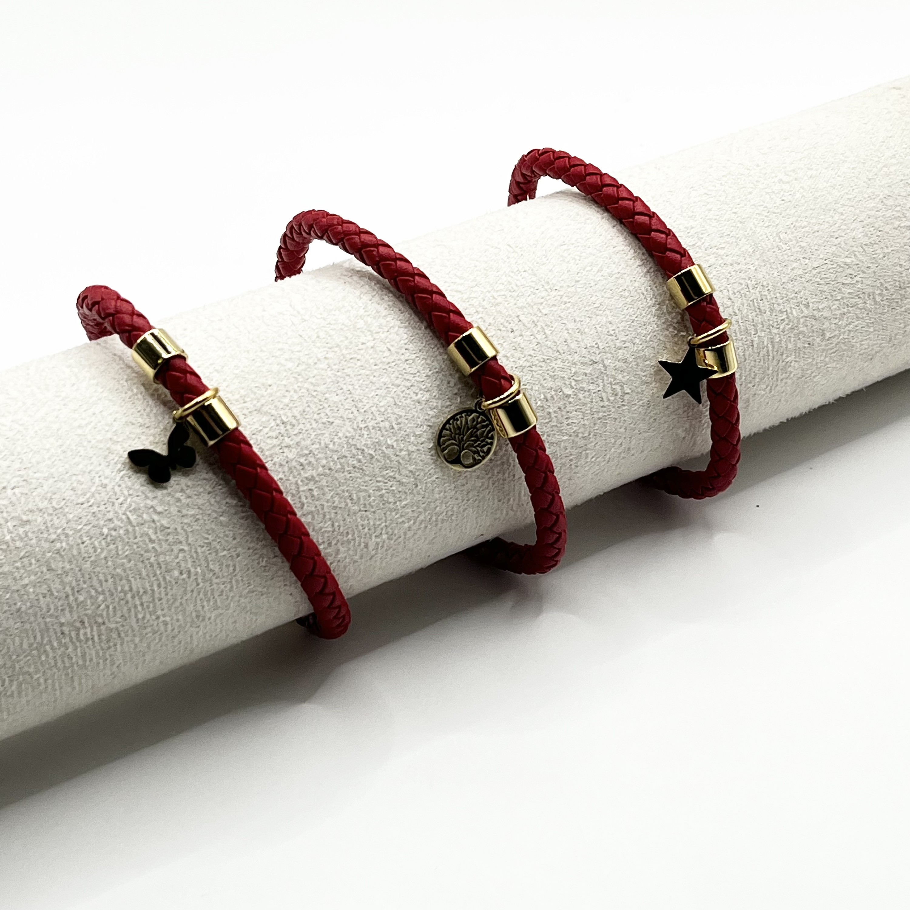 Pulsera de acero quirúrgico con cuero rojo y dije de mariposa 3