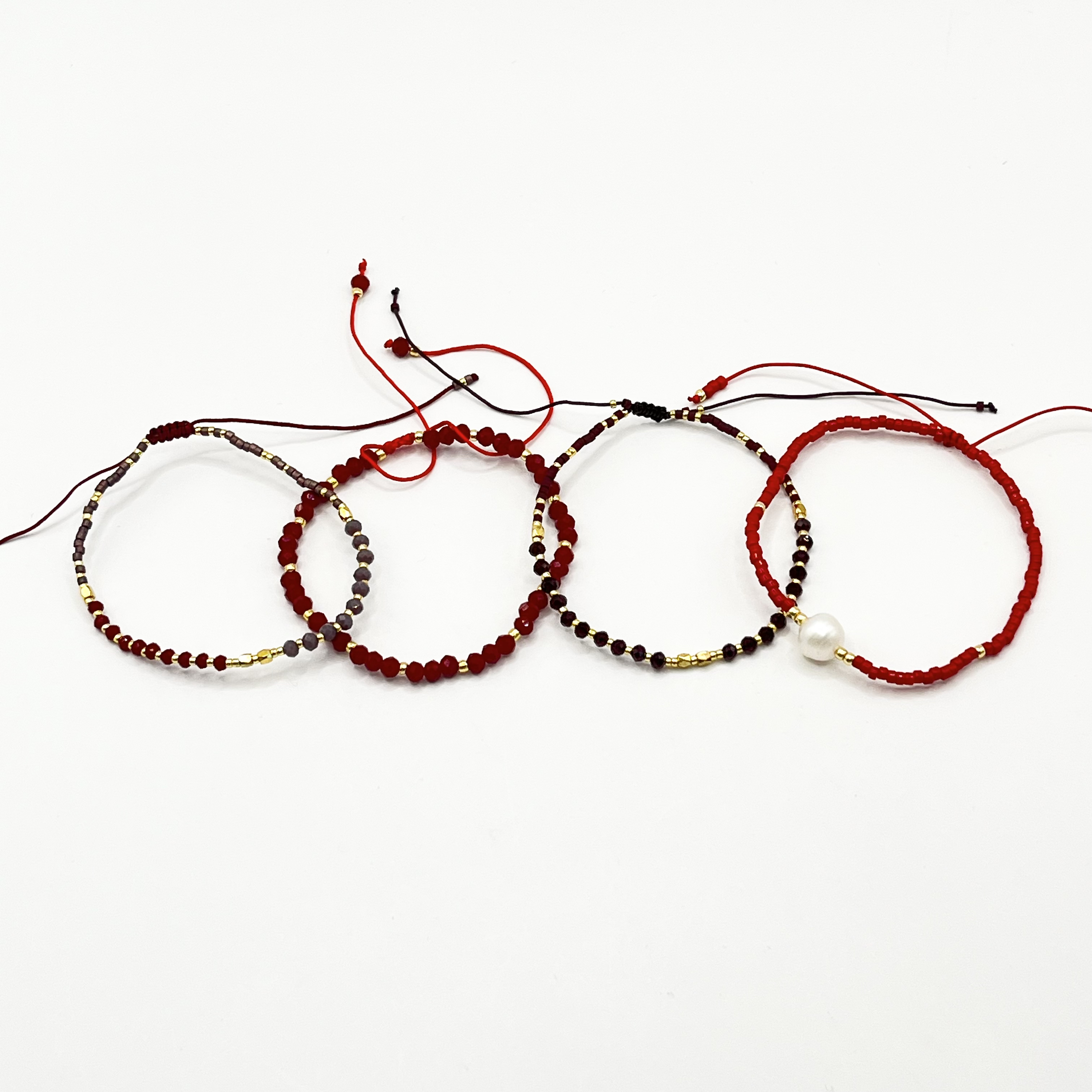 Set de 4 pulseras de acero quirúrgico con hilo ajustable y cristales 1