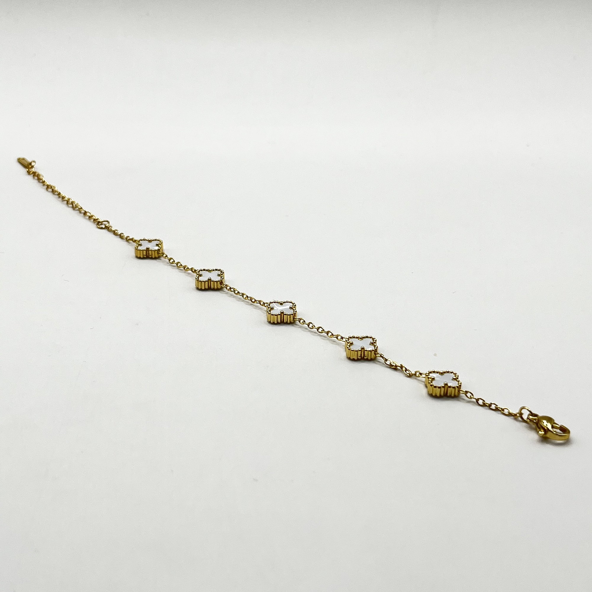 Pulsera de acero quirúrgico y nácar con flores blancas 1