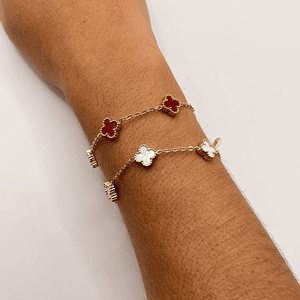 Pulsera de acero quirúrgico y nácar con flores blancas