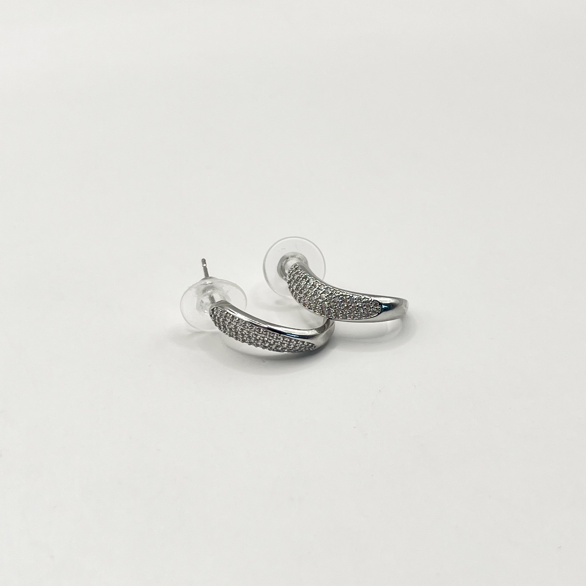 Aros de rodio plateados curvos con cristales 1