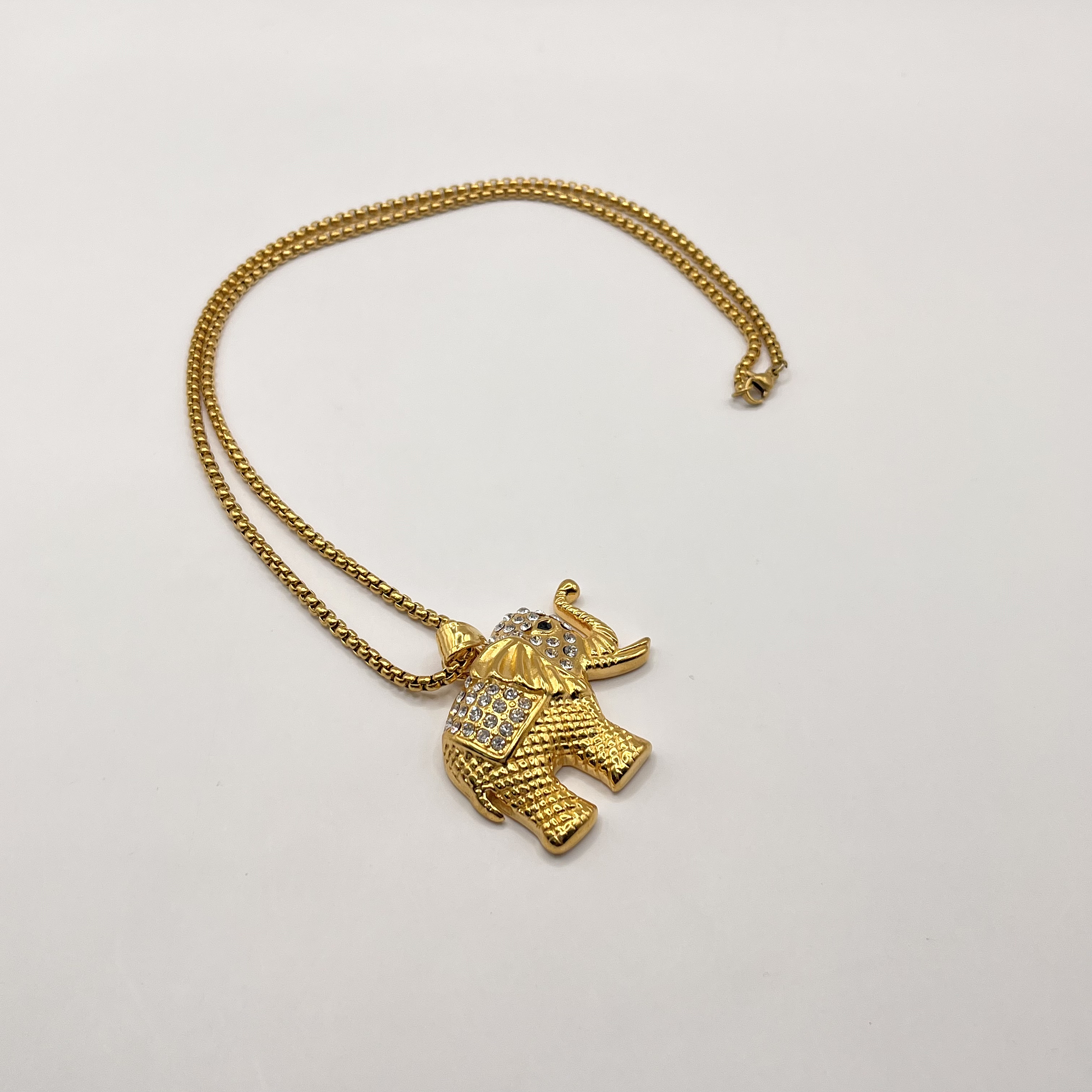 Collar de acero quirúrgico dorado con elefante 1