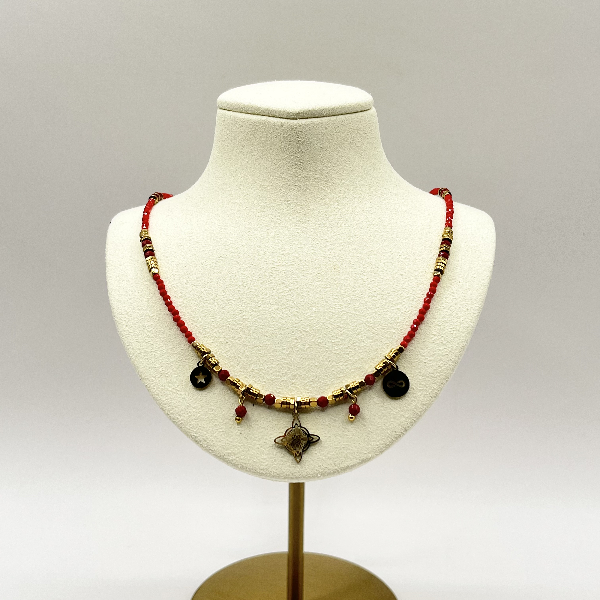 Choker premium de acero quirúrgico rojo con dijes dorados 2