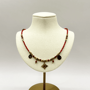 Choker premium de acero quirúrgico rojo con dijes dorados