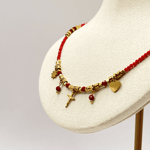 Choker premium de acero quirúrgico rojo con dijes de cruz y corazón