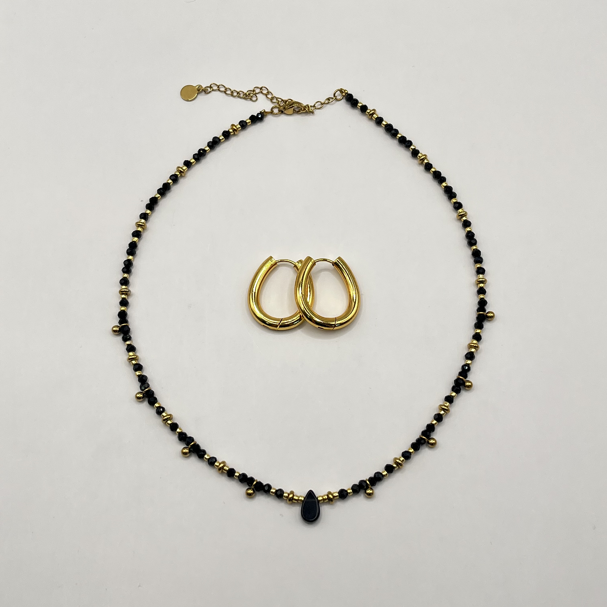 Conjunto de acero quirúrgico con choker de cristales negros y argollas doradas 1