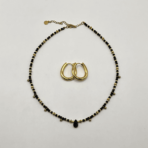 Conjunto de acero quirúrgico con choker de cristales negros y argollas doradas