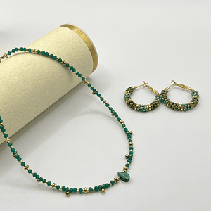 Conjunto de acero quirúrgico con choker verde y argollas tejidas