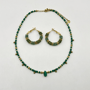 Conjunto de acero quirúrgico con choker verde y argollas tejidas