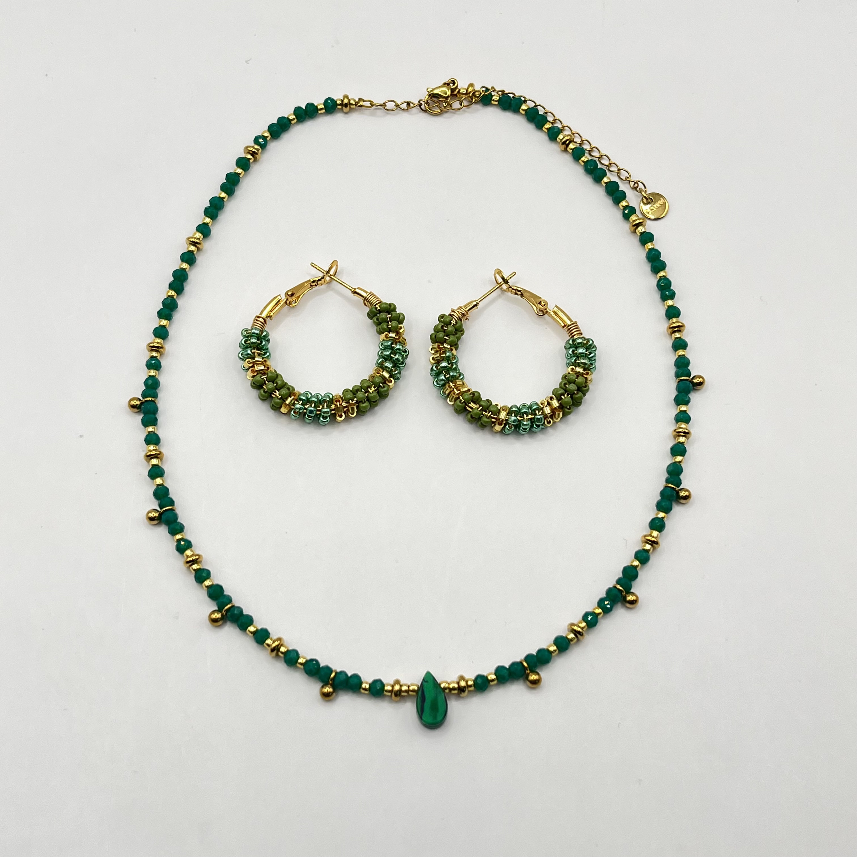 Conjunto de acero quirúrgico con choker verde y argollas tejidas 1