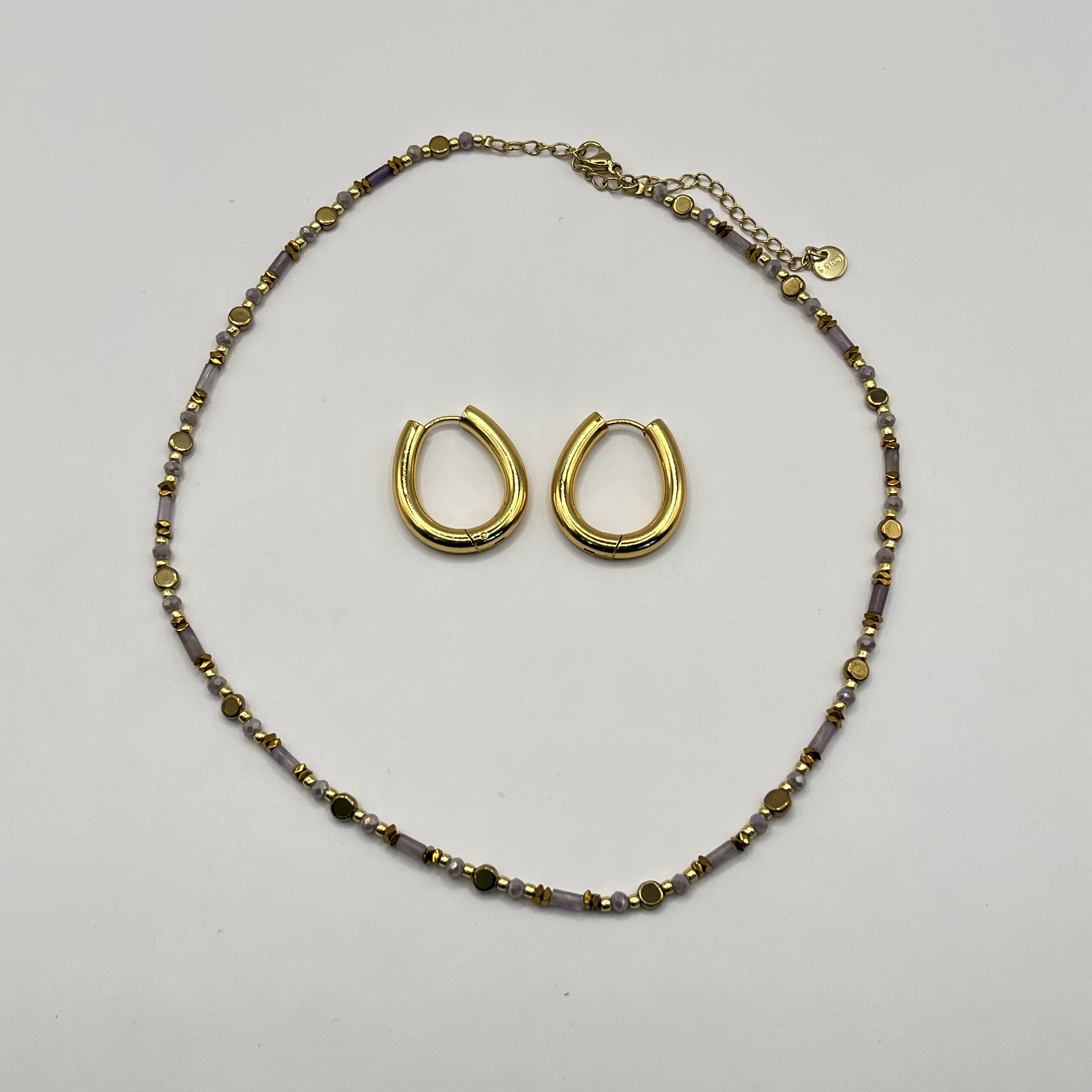 Conjunto de acero quirúrgico con choker lila y argollas doradas 1