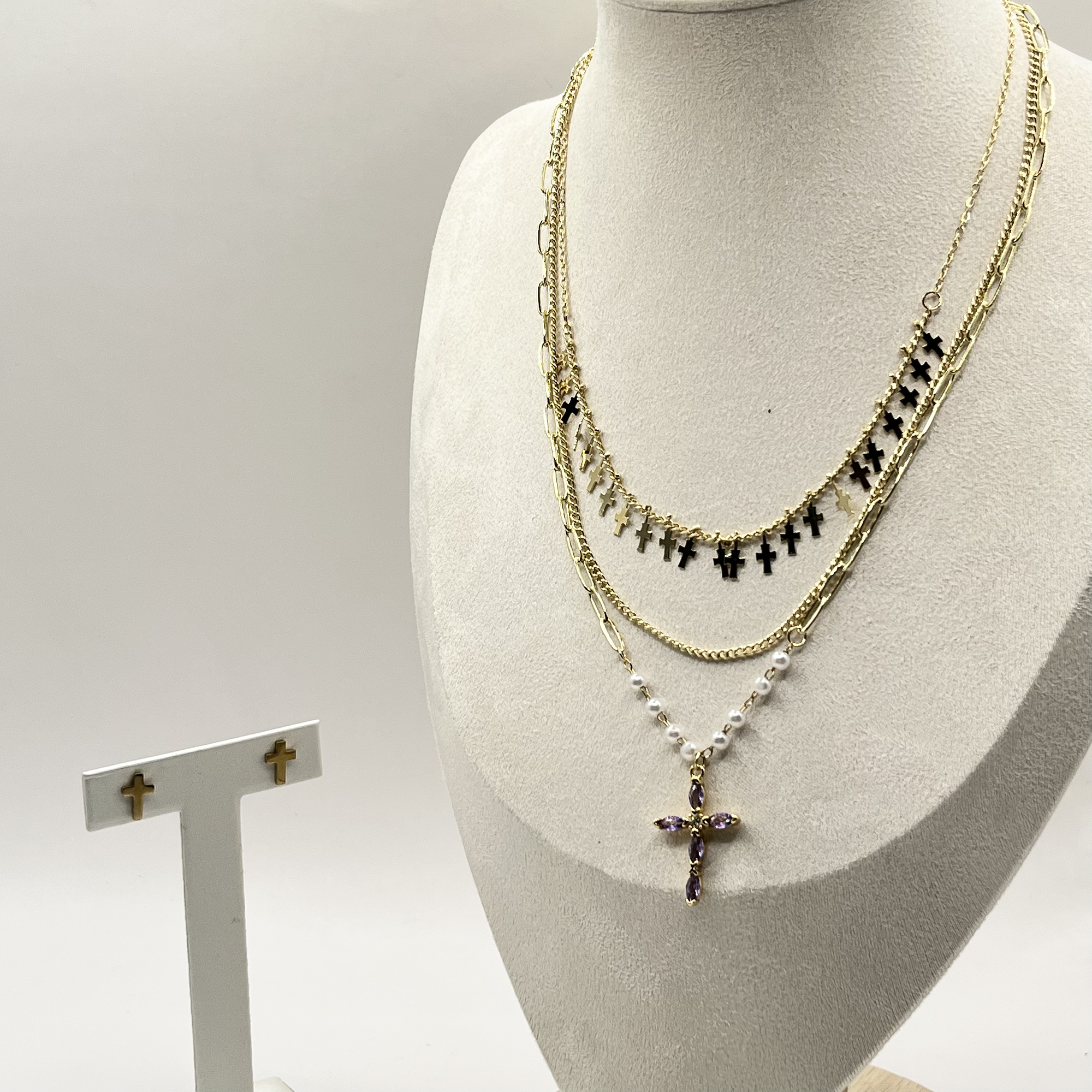 Conjunto de acero quirúrgico con collar de cruces lila y aros de cruz 1