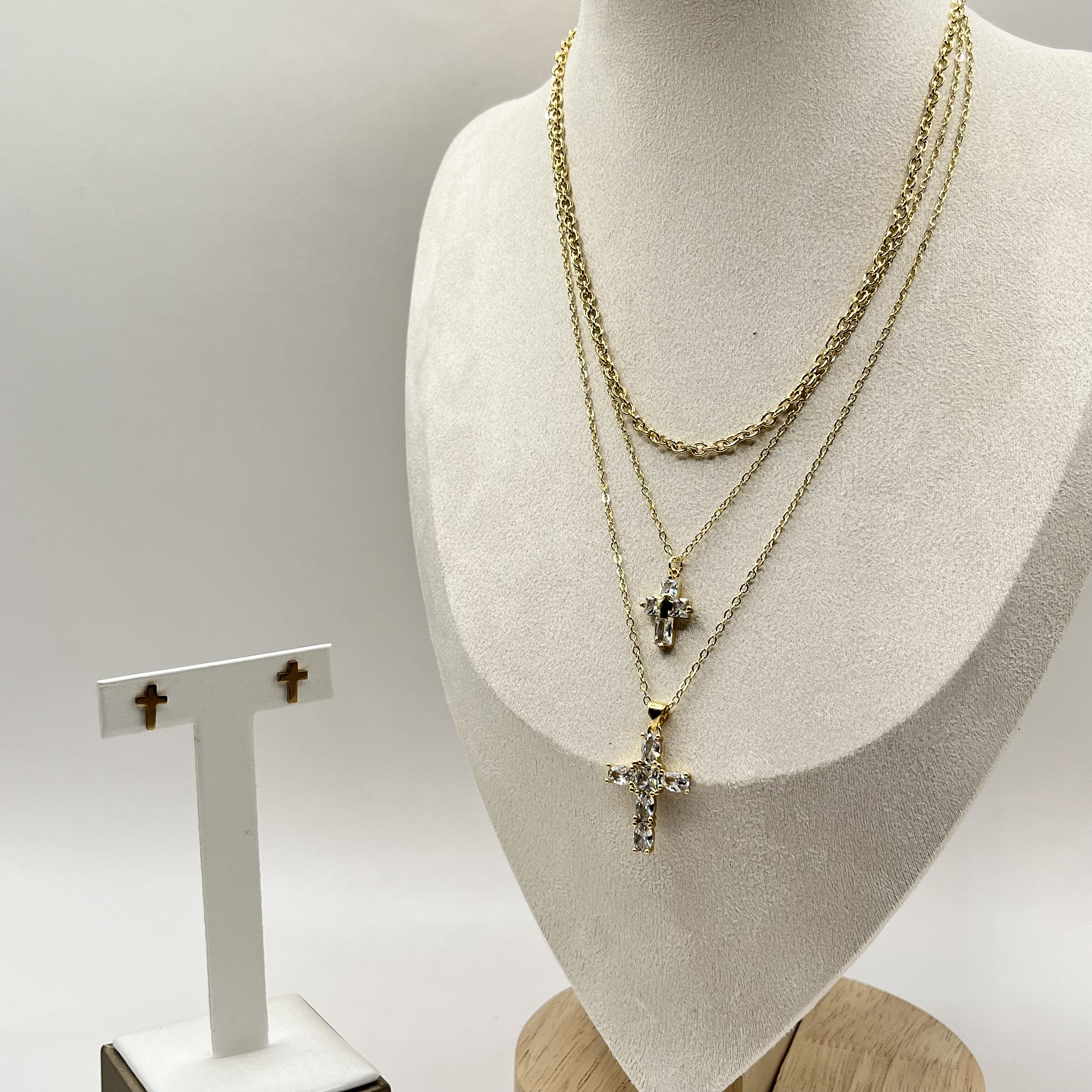 Conjunto de acero quirúrgico con collar de cruces y aros minimalistas 1