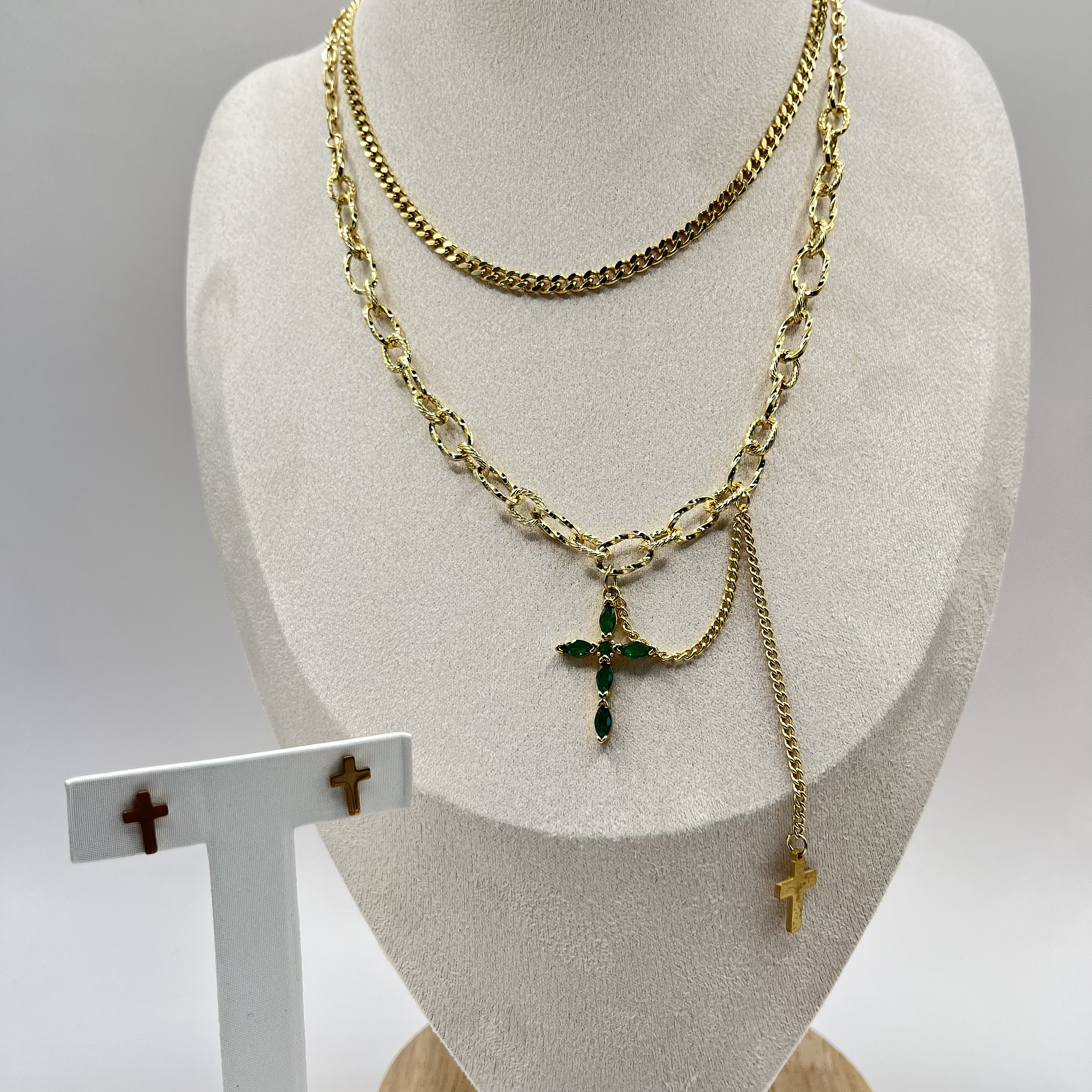 Conjunto de acero quirúrgico con collar de cruces verdes y aros minimalistas 1