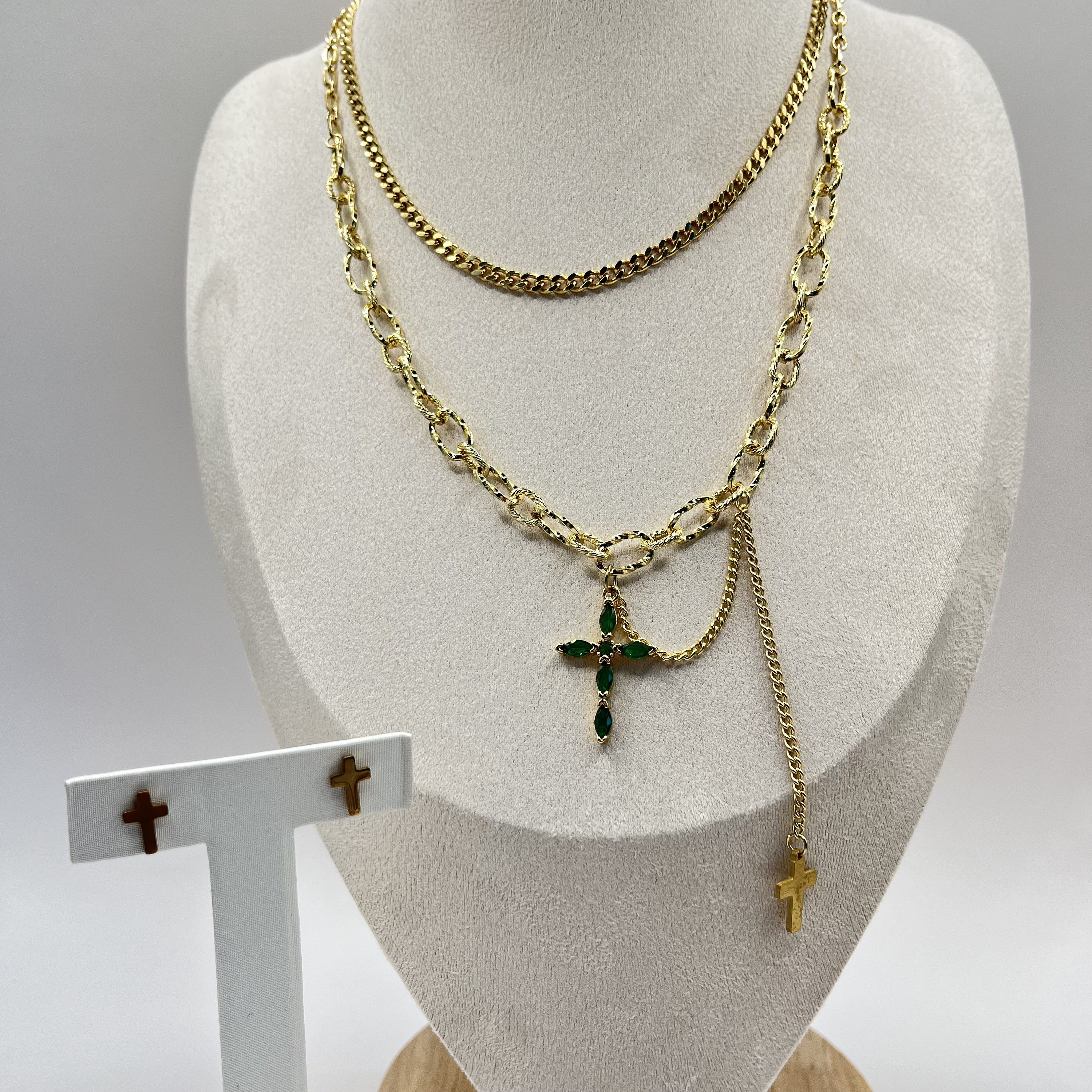 Conjunto de acero quirúrgico con collar de cruces verdes y aros minimalistas 1