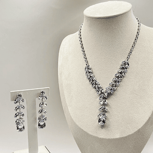 Conjunto de rodio plateado con collar de cristales y aros a juego