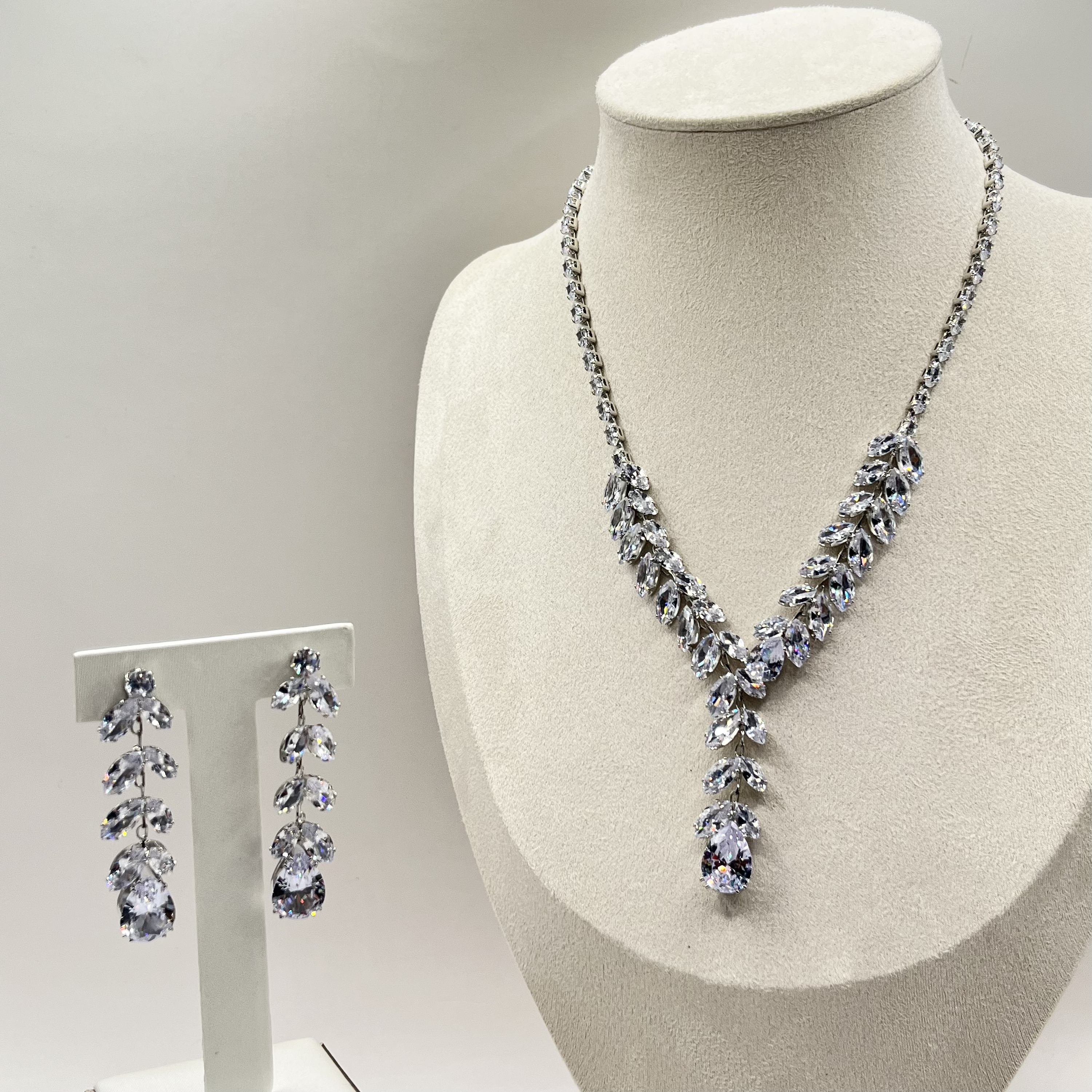 Conjunto de rodio plateado con collar de cristales y aros a juego 1