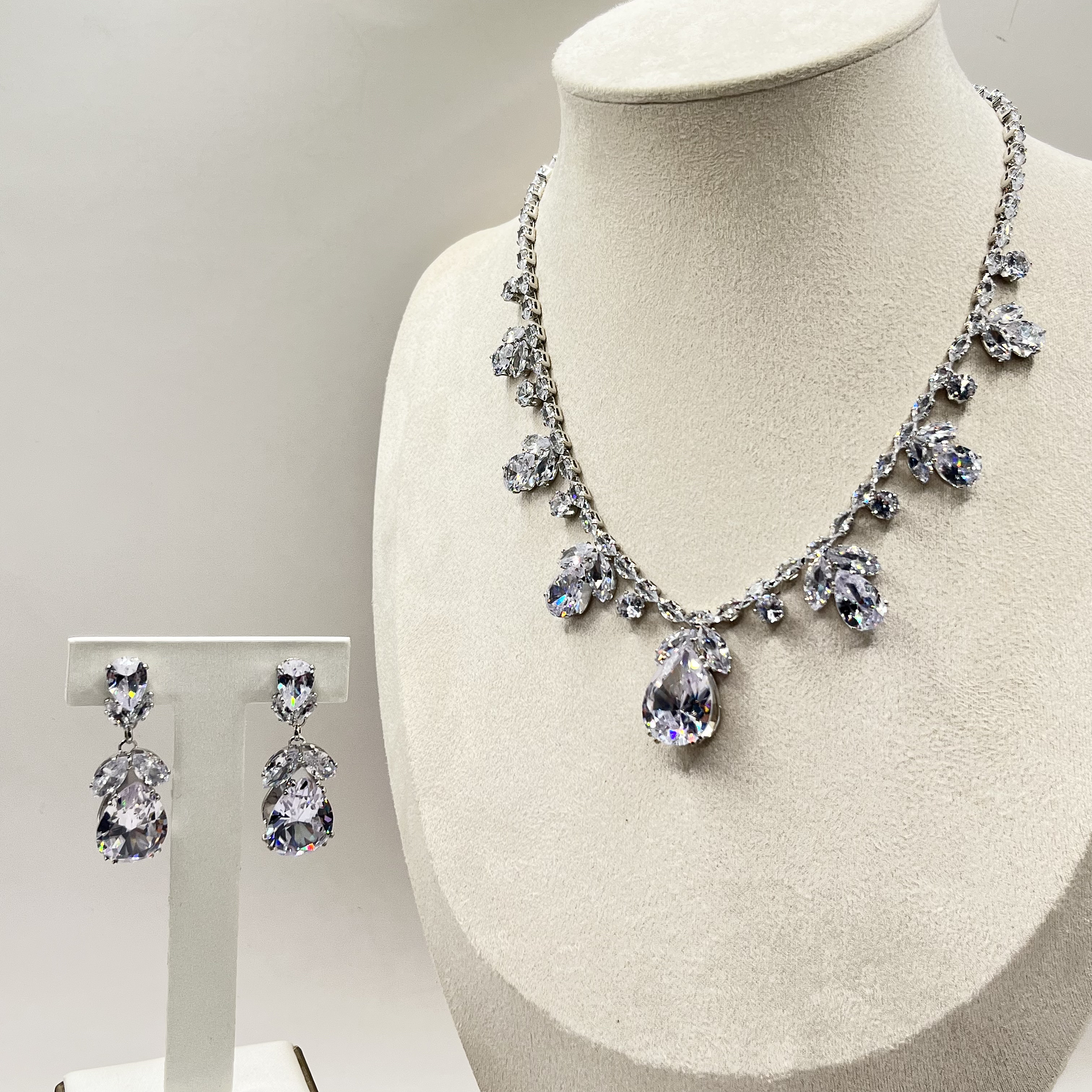 Conjunto de rodio plateado con collar de cristales y aros gota 1