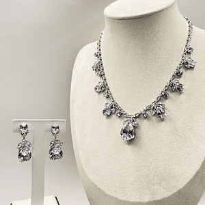 Conjunto de rodio plateado con collar de cristales y aros gota