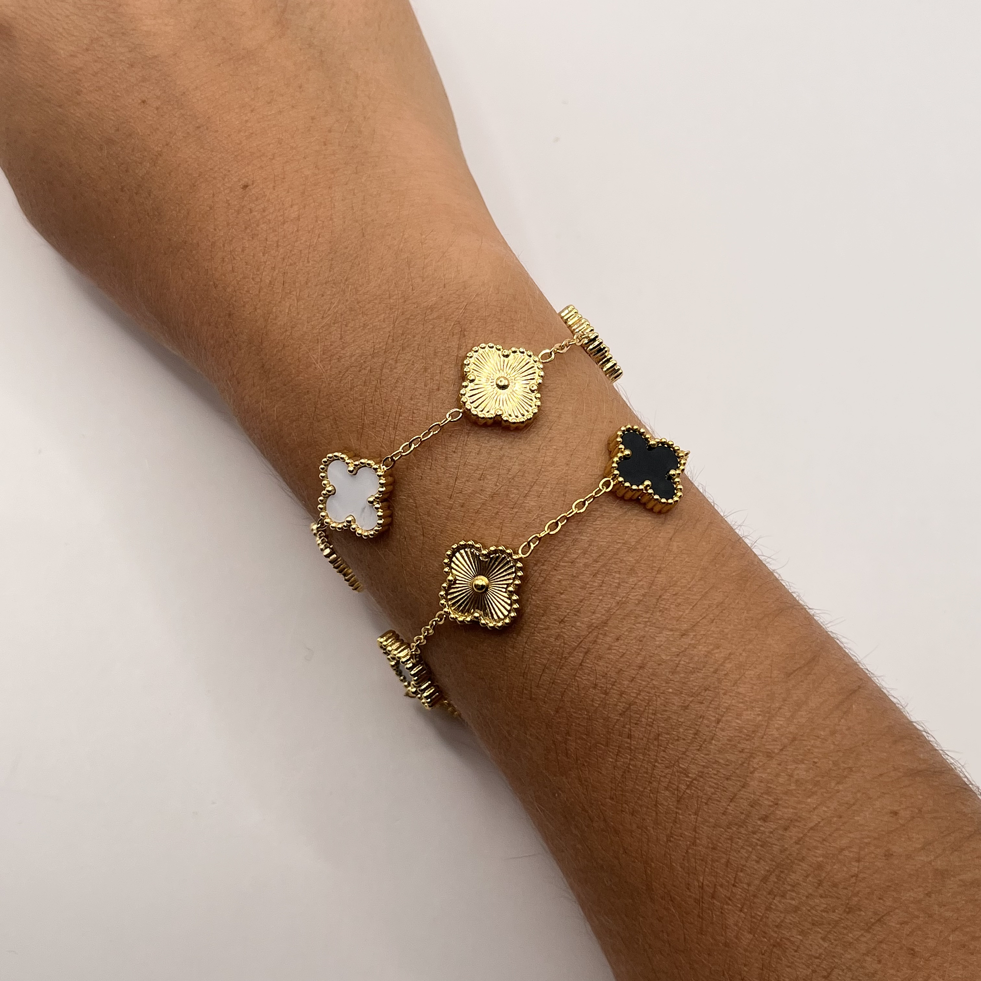Pulsera de acero quirúrgico y nácar con flores blancas y doradas 2