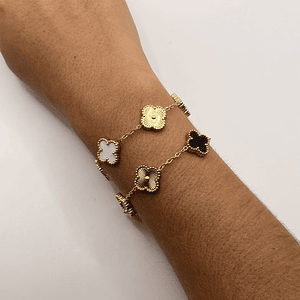 Pulsera de acero quirúrgico y nácar con flores blancas y doradas