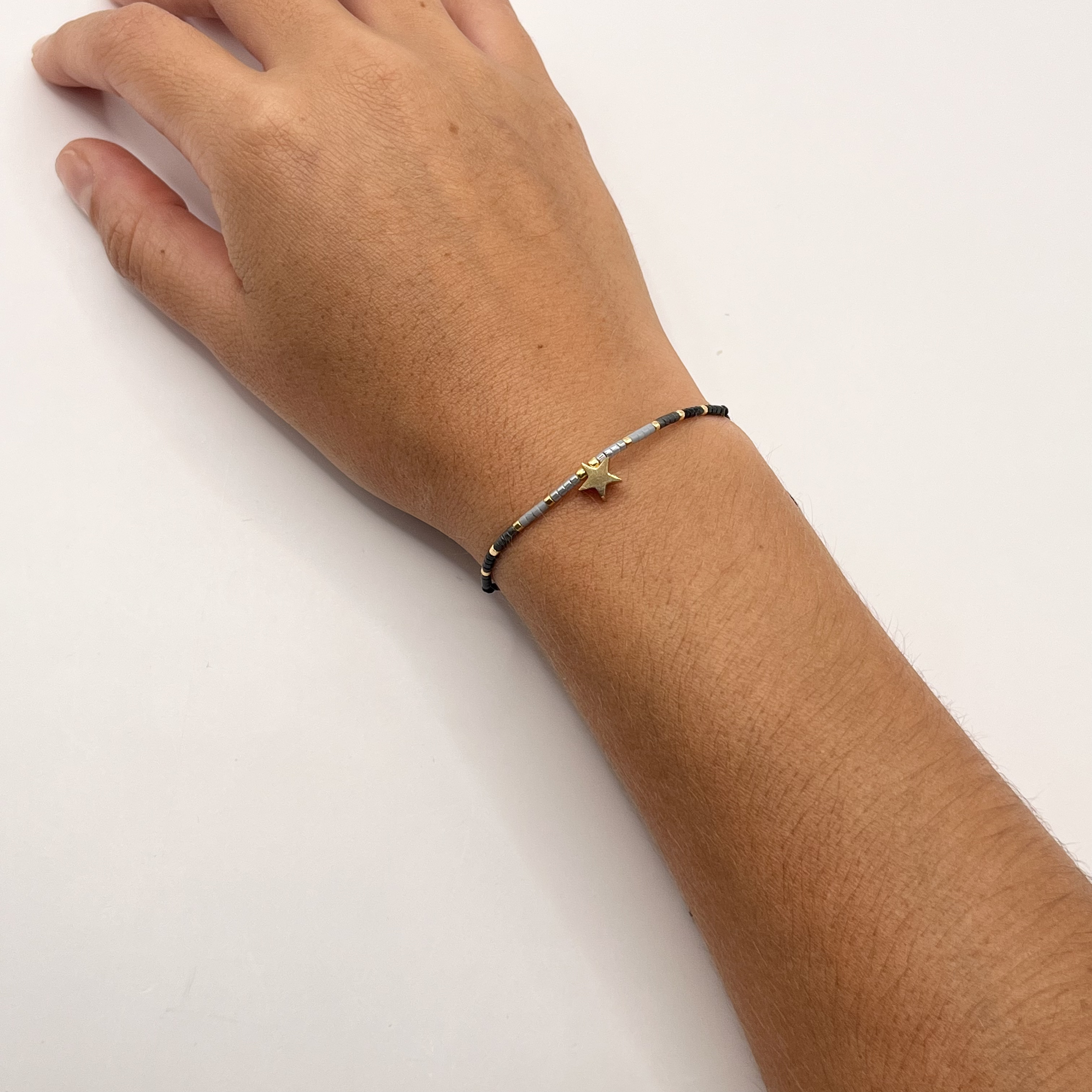 Pulsera de acero quirúrgico con estrella dorada ajustable 2