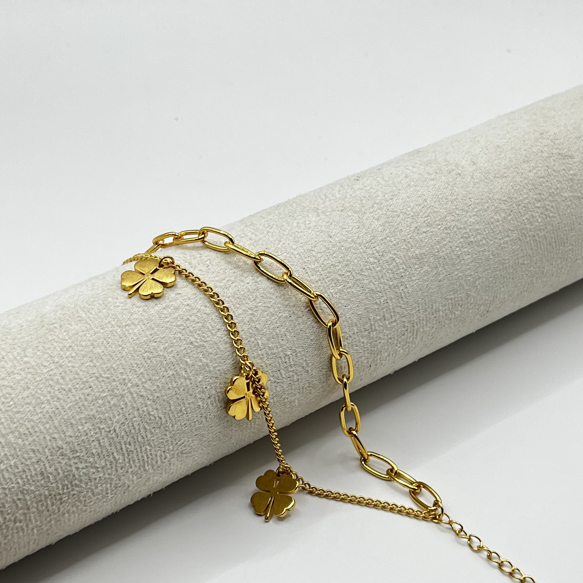 Pulsera de acero quirúrgico dorada doble cadena con tréboles 2