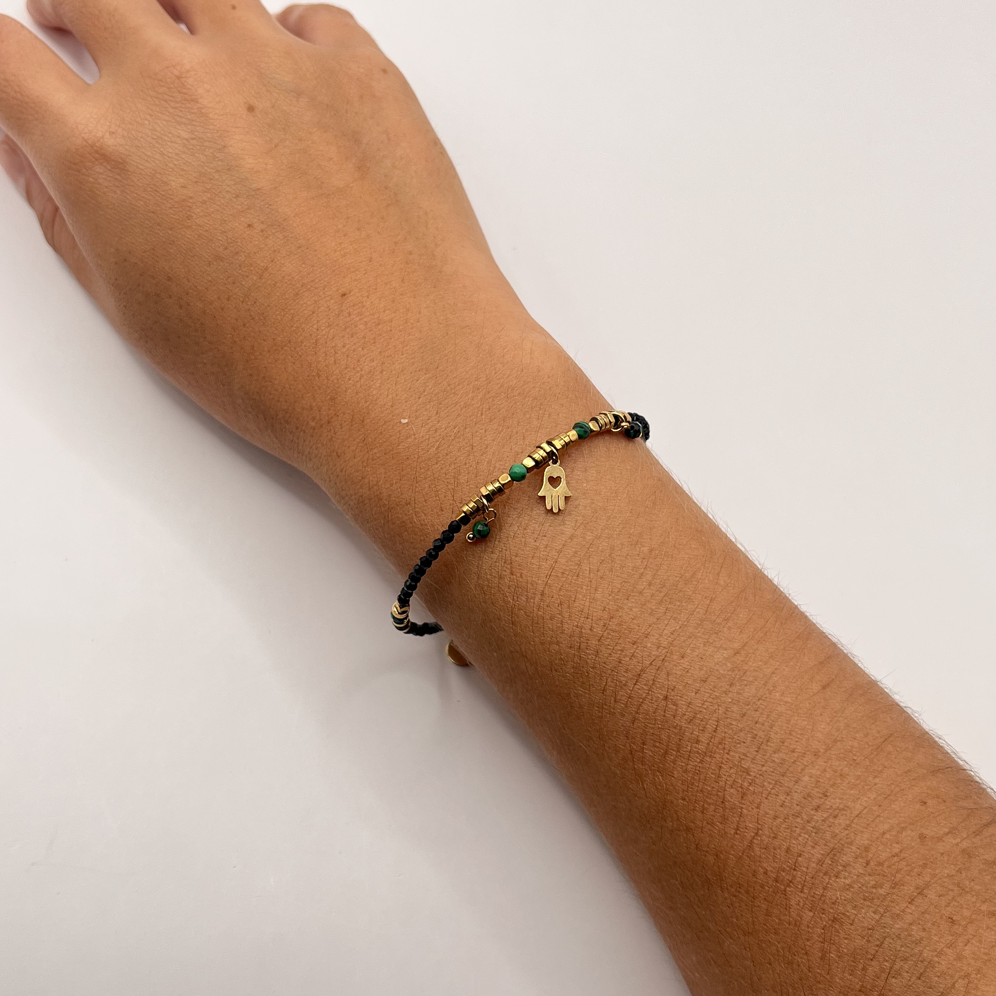 Pulsera de acero quirúrgico con cristales negros, verdes y mano de Fátima 2