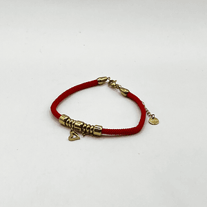 Pulsera de acero quirúrgico roja con dijes dorados
